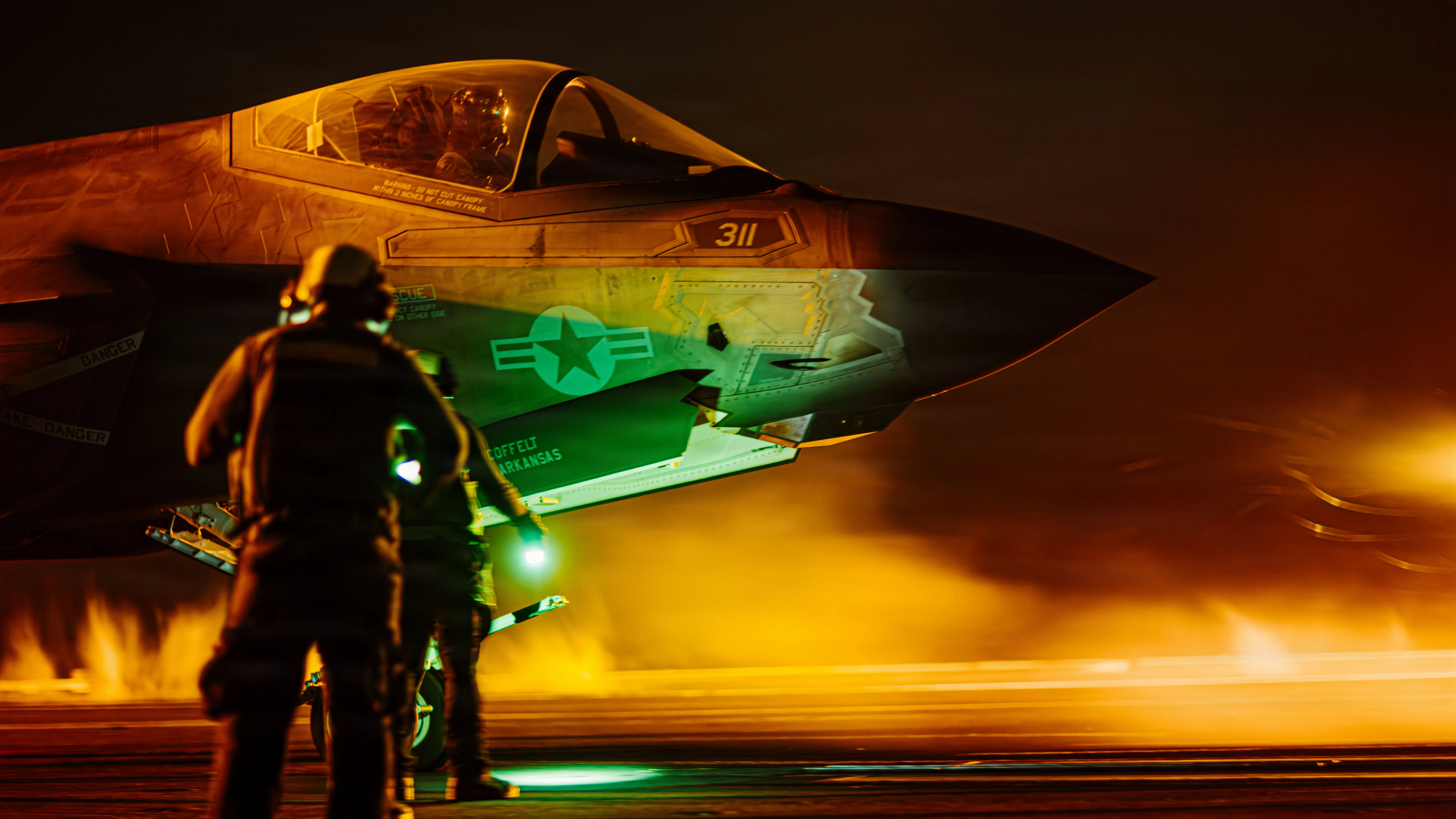 Les marins américains signalent un F-35C Lightning II, attaché au Strike Fighter Squadron (VFA) 147, sur le pont de vol du porte-avions de classe Nimitz USS George Washington (CVN 73), le 28 août 2026. George Washington est déployé dans la zone d'opérations de la 5e flotte américaine pour soutenir la sécurité et la stabilité maritimes au Moyen-Orient. (Photo de la marine américaine)