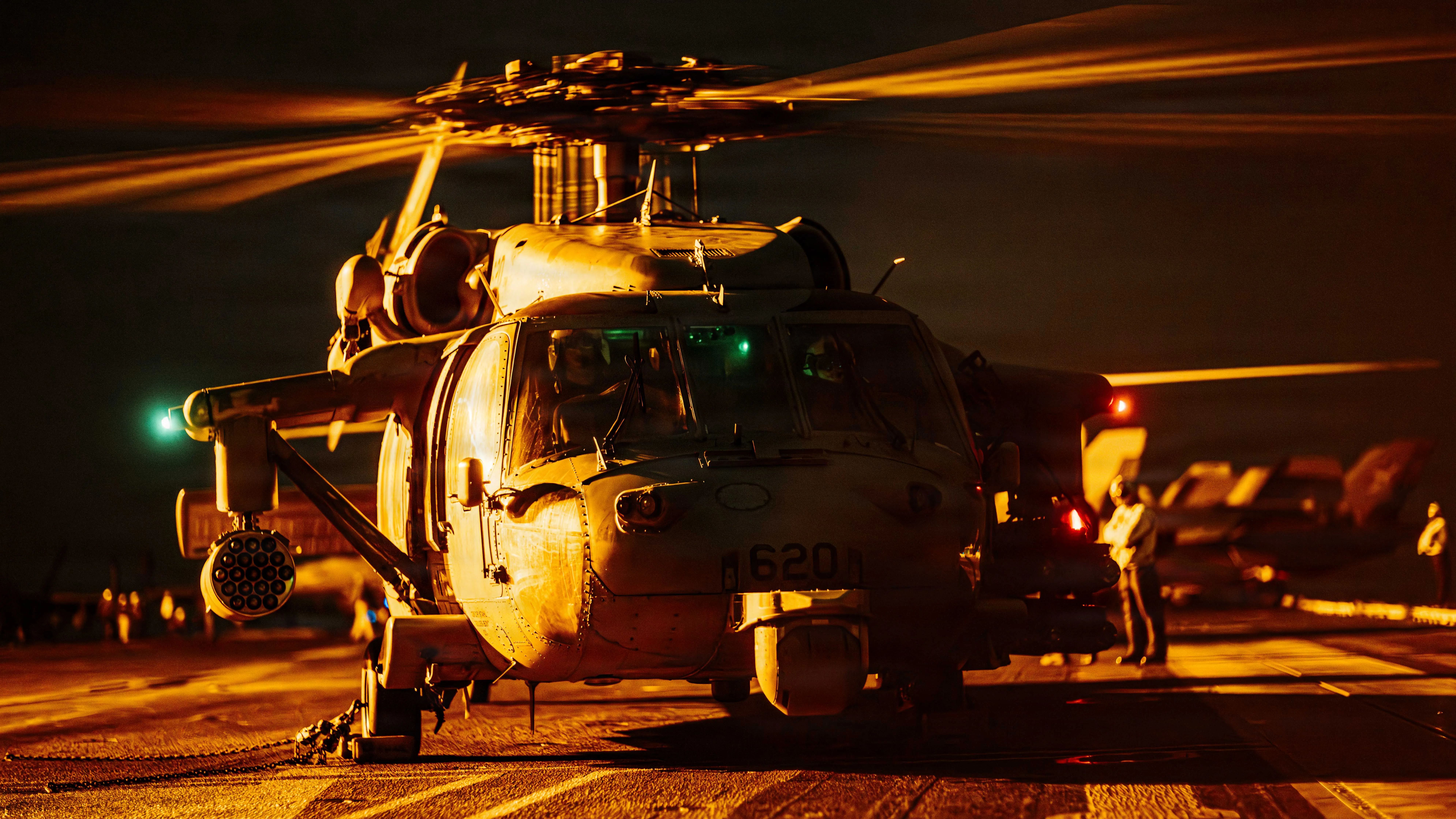 Un Seahawk MH-60R attaché à l'Escadron d'hélicoptères de frappe maritime (HSM) 77, se prépare au décollage sur le pont de vol du porte-avions de classe Nimitz USS George Washington (CVN 73), le 28 août 2026. George Washington est déployé dans la zone d'opérations de la 5e flotte américaine pour soutenir la sécurité et la stabilité maritimes au Moyen-Orient. (Photo de la marine américaine)