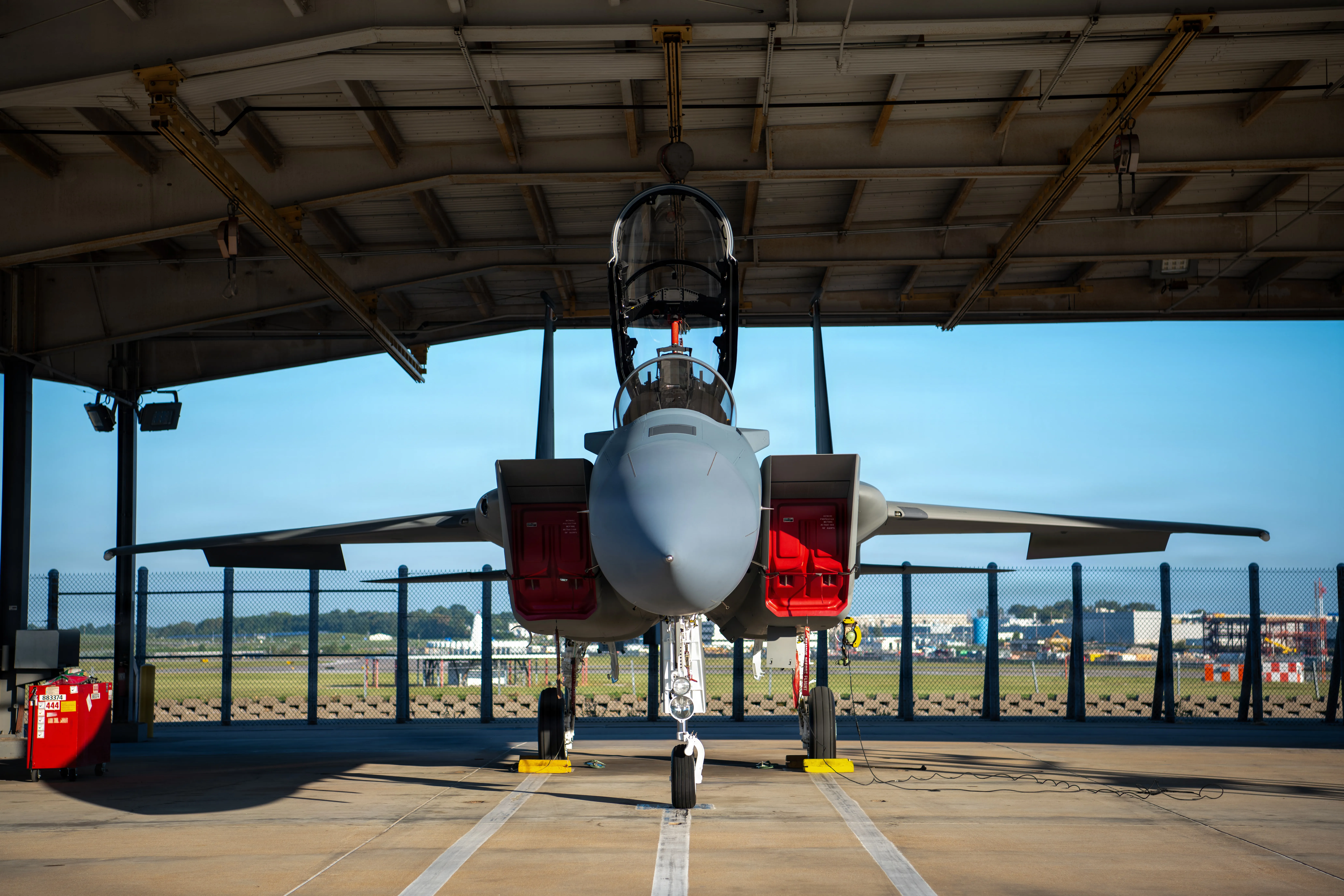 Un F-15EX Eagle II de l'US Air Force désigné pour la base aérienne de Kadena, au Japon, quitte les installations de Boeing de Saint-Louis, le 28 août 2026, en route vers la base de la Garde nationale aérienne de Portland, en Oregon. Pendant son séjour à Portland, l'avion recevra des mises à jour et des préparatifs supplémentaires pour son futur stationnement à Kadena. Les avions F-15EX devraient commencer à arriver à Kadena au cours de l'exercice 2027. (Photo de l'US Air Force par la Senior Airman Melany Bermudez)