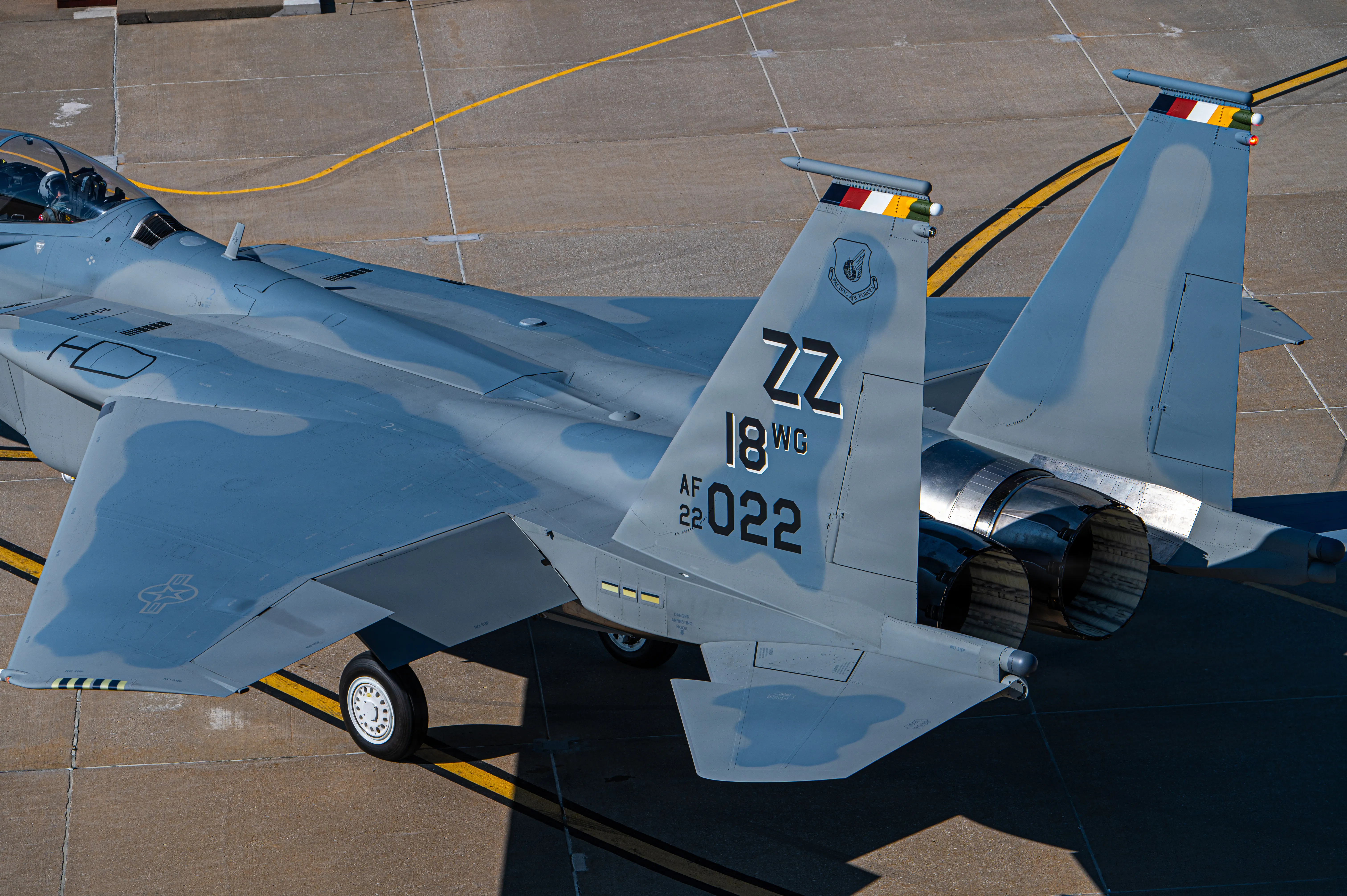 Un F-15EX Eagle II de l'US Air Force désigné pour la base aérienne de Kadena, au Japon, est photographié dans les installations de Boeing à Saint-Louis, le 28 août 2026. Équipé de systèmes avancés d'avionique, de radar et de guerre électronique, le F-15EX représente la dernière évolution de la plate-forme Eagle et la modernisation de la puissance aérienne tactique américaine. (Photo de l'US Air Force par l'aviateur principal Melany Bermudez)