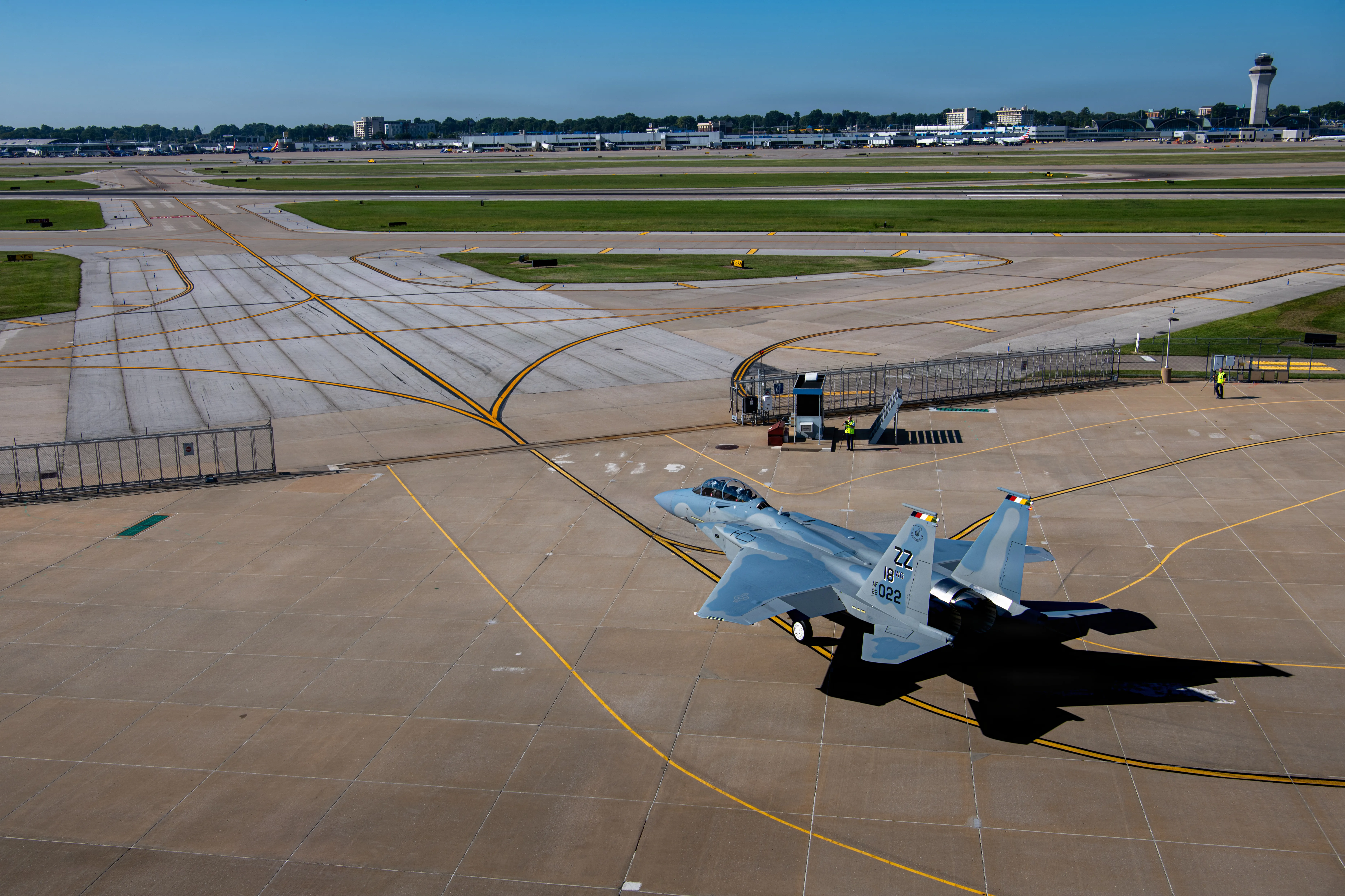 Un F-15EX Eagle II de l'US Air Force désigné pour la base aérienne de Kadena, au Japon, taxi aux installations de Boeing à Saint-Louis, le 28 août 2026, avant de partir pour la base de la Garde nationale aérienne de Portland, Oregon. Cette étape importante rapproche la 18e Escadre du stationnement permanent de l'itération la plus avancée de la plate-forme Eagle de l'Air Force à Kadena. (Photo de l'US Air Force par l'aviateur principal Melany Bermudez)