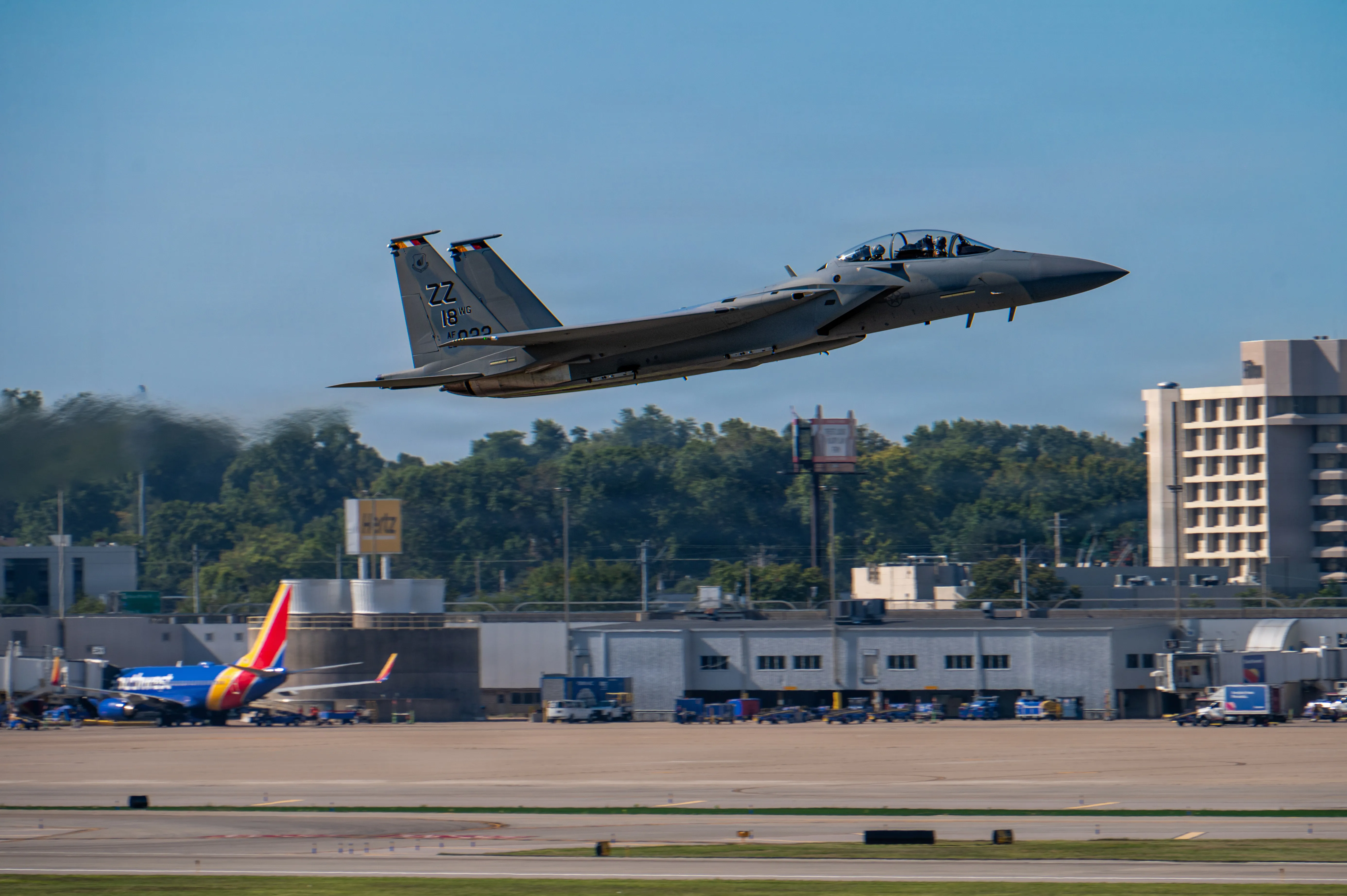 Un F-15EX Eagle II de l'US Air Force désigné pour la base aérienne de Kadena, au Japon, vole en route vers la base de la Garde nationale aérienne de Portland, en Oregon, après avoir quitté les installations de Boeing à Saint-Louis, le 28 août 2026. Le F-15EX modernisera la force de chasse permanente de Kadena, en fournissant des capacités avancées pour renforcer la préparation et soutenir le partenariat de défense durable entre les États-Unis et le Japon. (Photo de l'US Air Force par l'aviateur principal Melany Bermudez)
