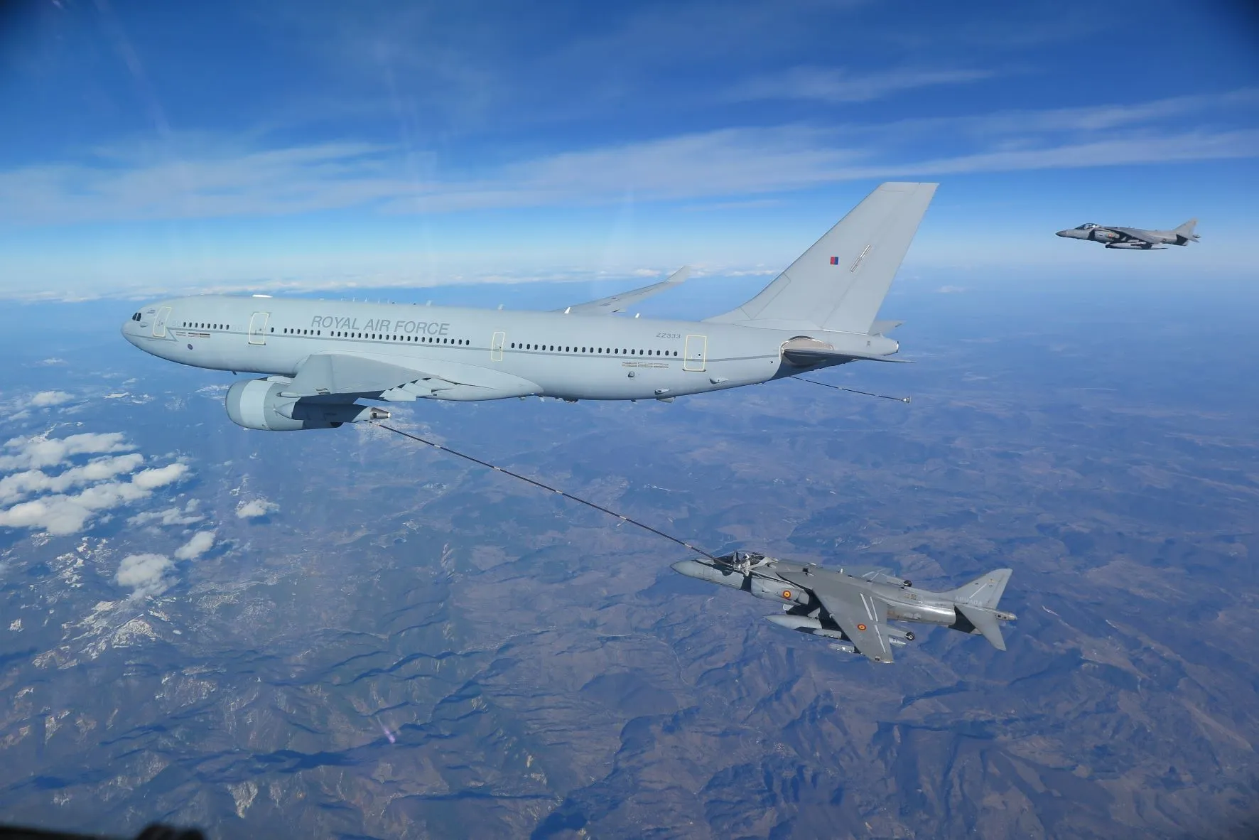 230220-N-NO777-1002 ROUMANIE (20 février 2023) un pétrolier A330 de la Royal Air Force effectue le ravitaillement en vol d'un AV-8B Harrier de la marine espagnole lors d'un entraînement combiné à longue portée, le 20 février 2023. Le groupe de grève des transporteurs George HW Bush est en cours de déploiement prévu dans la zone d'opérations des forces navales des États-Unis en Europe, employé par la sixième flotte américaine pour défendre les États-Unis, les alliés, et les intérêts des partenaires. (Photo de courtoisie de la marine américaine)