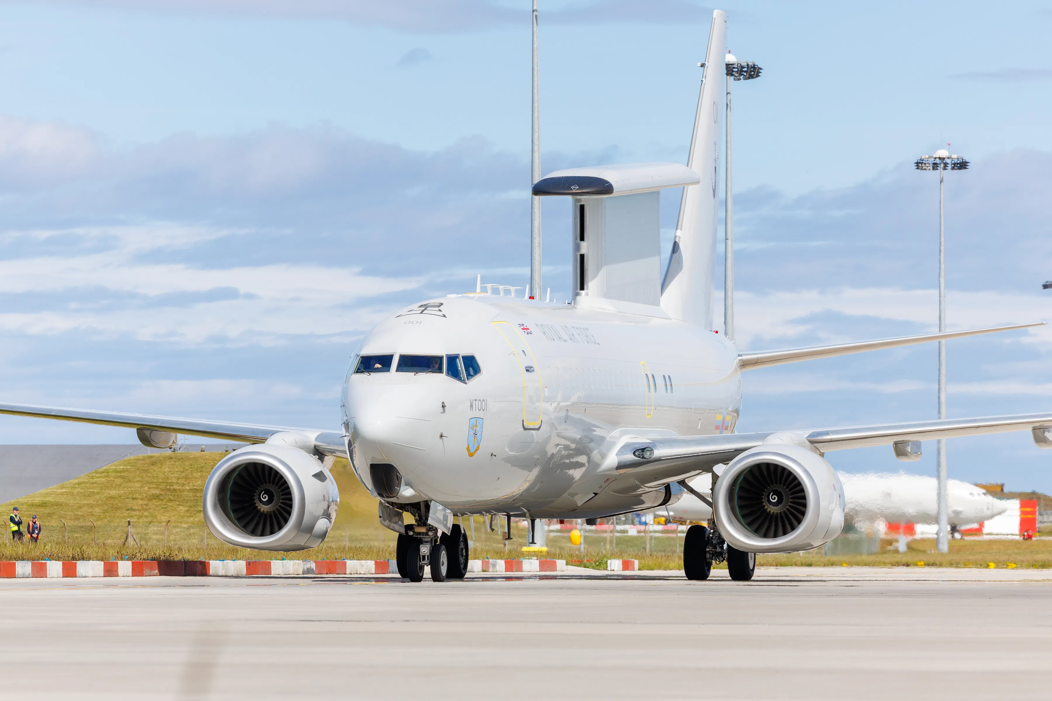 Le premier avion Wedgetail Airborne Early Warning (AEW), destiné à servir dans la RAF, est arrivé à la RAF Lossiemouth le 21 mai 2026. L'avion a été transporté vers la RAF Lossiemouth par un équipage mixte composé de Boeing UK et de la RAF de STS Aviation Services à l'aéroport de Birmingham. Le Wedgetail AEW Mk1 est l'avion aéroporté d'alerte précoce et de contrôle de nouvelle génération de la RAF, conçu pour assurer la surveillance à longue portée, la gestion des combats, ainsi que le commandement et le contrôle des opérations aériennes et interarmées.