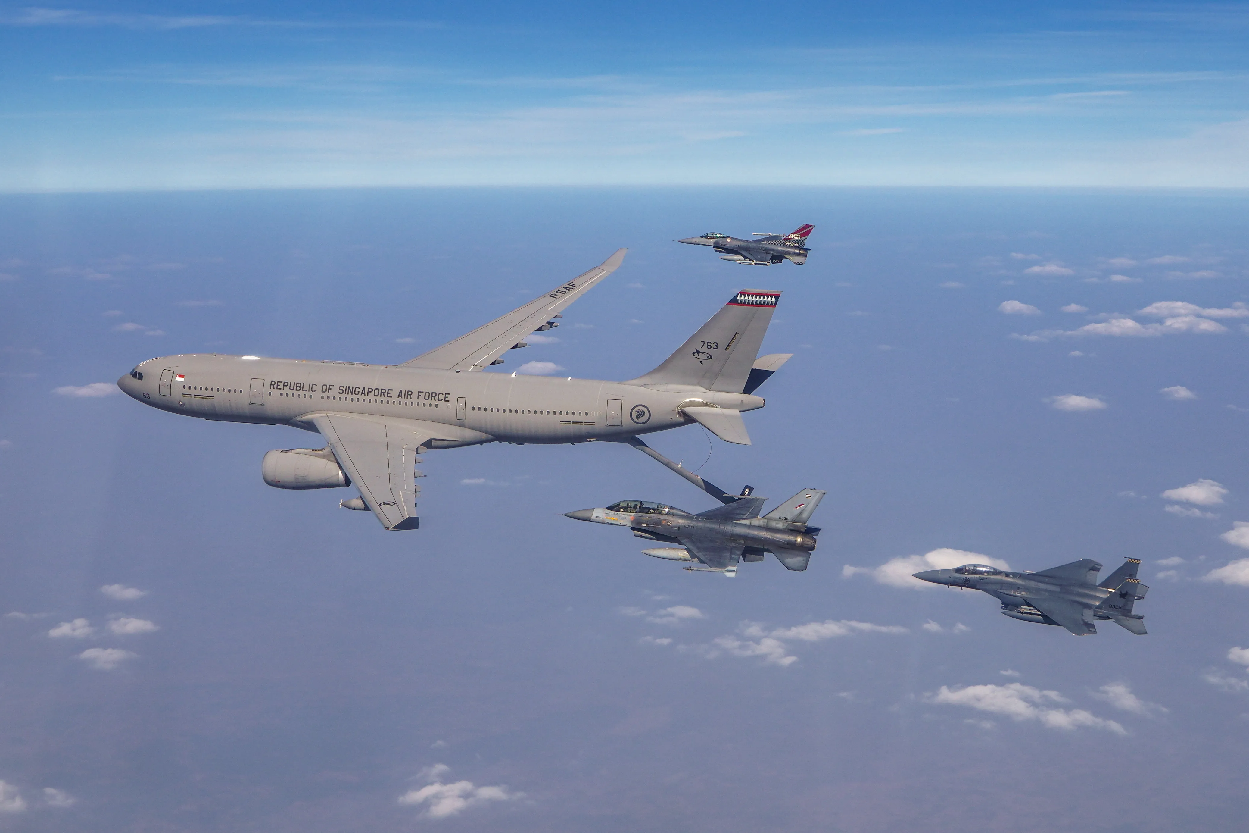 Un transport de pétroliers multi-rôle A330 de la Force aérienne de la République de Singapour dirige un vol de formation lors d'un scénario d'entraînement aux côtés d'un F-16C de la US Air Force affecté au 36e Escadron de chasseurs, base aérienne d'Osan, République de Corée, deux F-15SG de la RSAF et un F-16ADF de la Royal Thai Air Force lors de l'exercice Cope Tiger 23, base aérienne royale thaïlandaise de Korat, Royaume de Thaïlande, le 22 mars 2023. CT 23 est un exercice annuel destiné à améliorer l’état de préparation et la capacité des forces participantes à opérer ensemble tout en renforçant les relations militaires et les capacités combinées. (Photo de courtoisie)