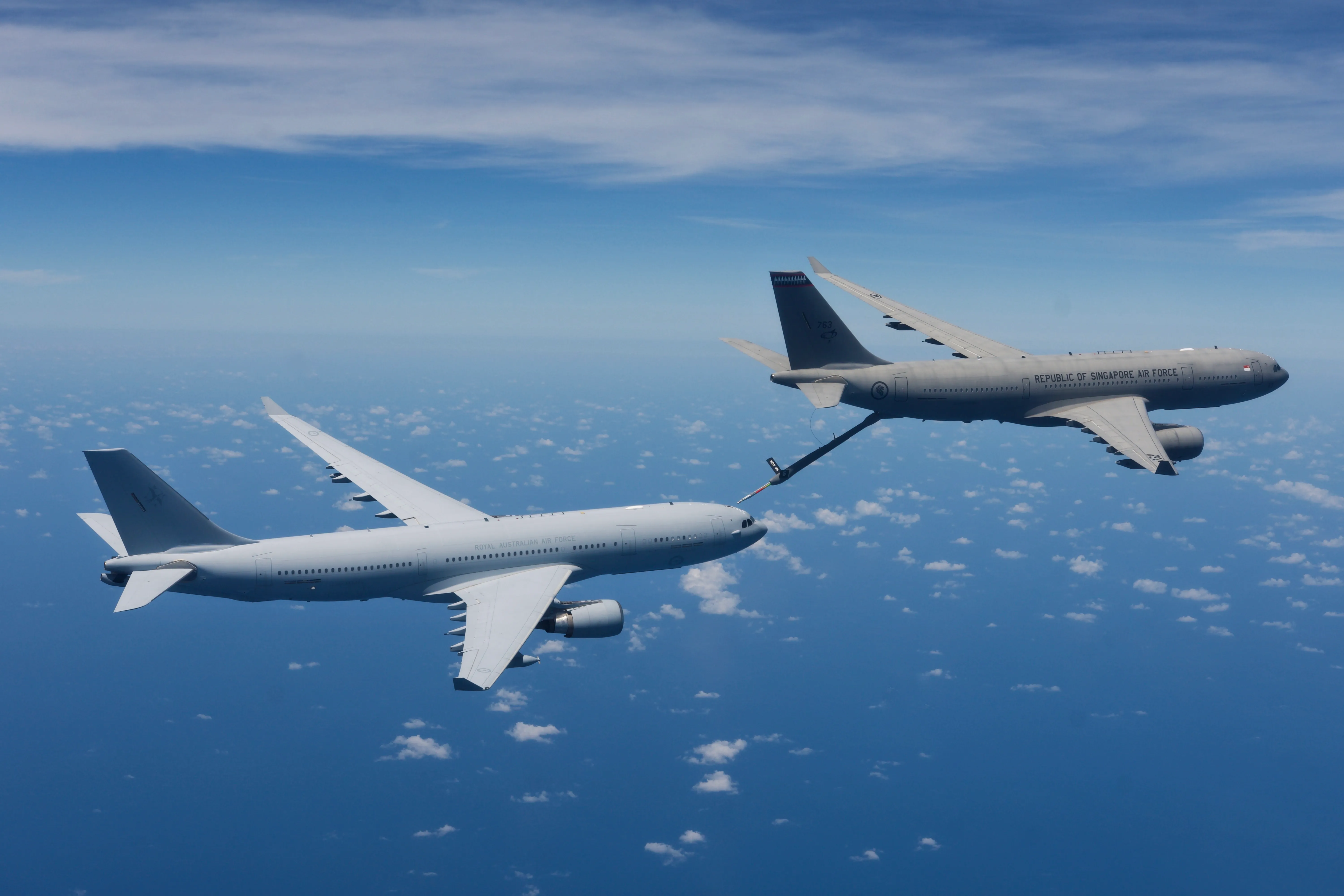 Un Airbus A330 Multi-Role Tanker Transport (MRTT) de la Force aérienne de la République de Singapour ravitaille un KC-30A MRTT de la Royal Australian Air Force lors d'un « Boom Camp » dans le territoire du Nord *** Légende locale *** Une formation combinée a été menée par des équipages de ravitaillement en vol de la Republic of Singapore Air Force (RSAF) et de la Royal Australian Air Force (RAAF) à la base de la RAAF de Darwin du 25 au 30 octobre 2020. Les deux pays opèrent variantes de l'Airbus A330 Multi-Role Tanker Transport (MRTT), qui en service RAAF s'appelle le KC-30A, et peut transporter une charge de carburant supérieure à 100 tonnes qui peut être transférée en vol vers un avion récepteur compatible. La formation combinée à la base RAAF de Darwin a été l'occasion de comparer les expériences d'exploitation du MRTT et d'établir des relations de travail, forgeant des liens plus étroits entre le 112e Escadron de la RSAF et le 33e Escadron de la RAAF. La RAAF a été le premier opérateur de MRTT au monde, mettant l'avion en service en 2011. La RSAF a reçu son premier MRTT en 2018, mais possède une vaste expérience dans le ravitaillement en vol avec le précédent KC-135 Stratotanker, qui avait auparavant été utilisé à l'appui des exercices et des activités de formation de la RAAF. lire moins