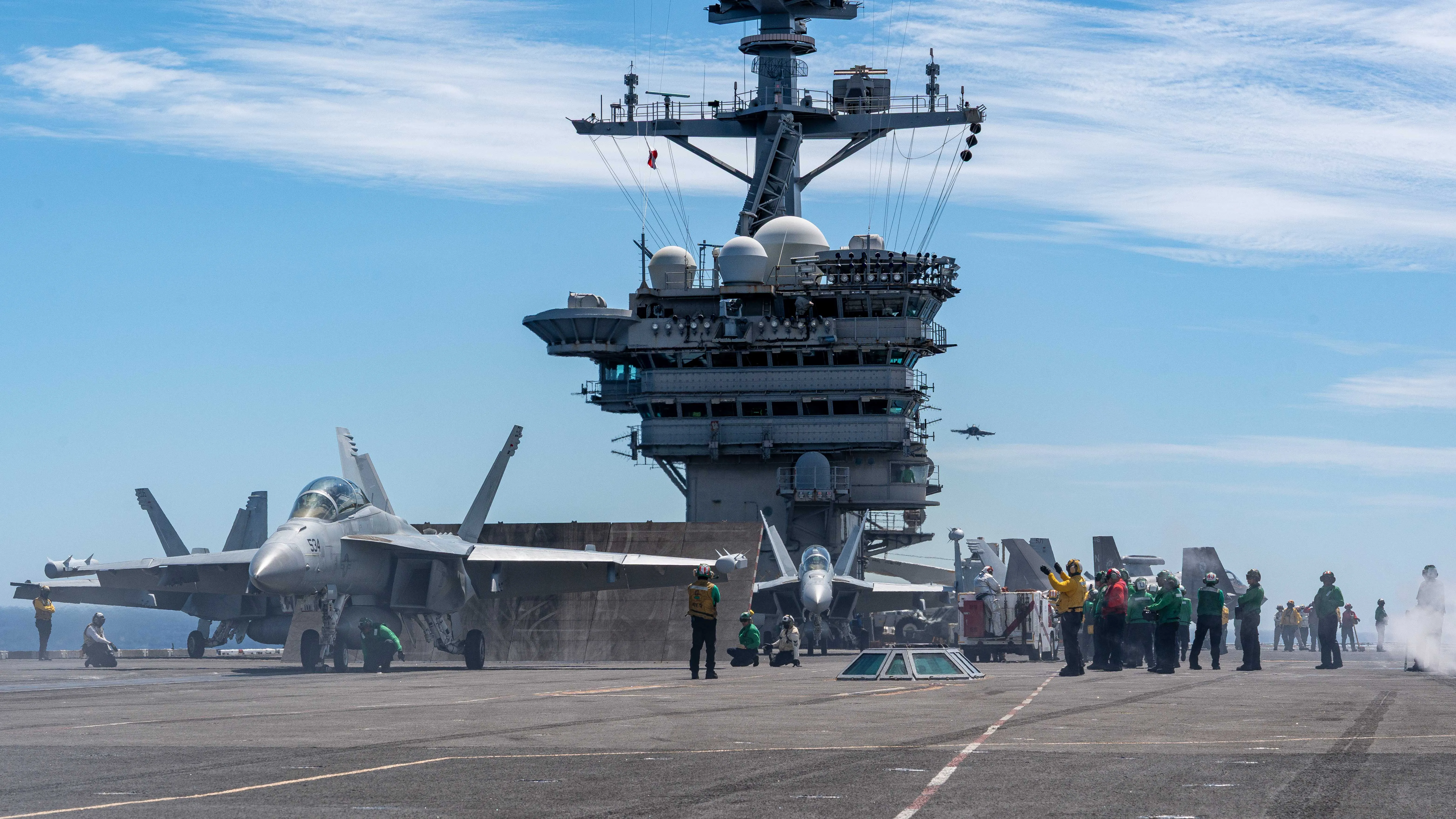 Les marins de la marine américaine mènent des opérations aériennes sur le pont d'envol du porte-avions de classe Nimitz USS Theodore Roosevelt (CVN 71), le 7 septembre 2026. Theodore Roosevelt, vaisseau amiral du Carrier Strike Group (CSG) 9, est en cours dans la zone d'opérations de la 3e flotte américaine, menant une formation avancée pour renforcer la préparation et la capacité du groupe de frappe. (Photo de l'US Navy par Alexander Bussman, spécialiste des communications de masse de 3e classe)