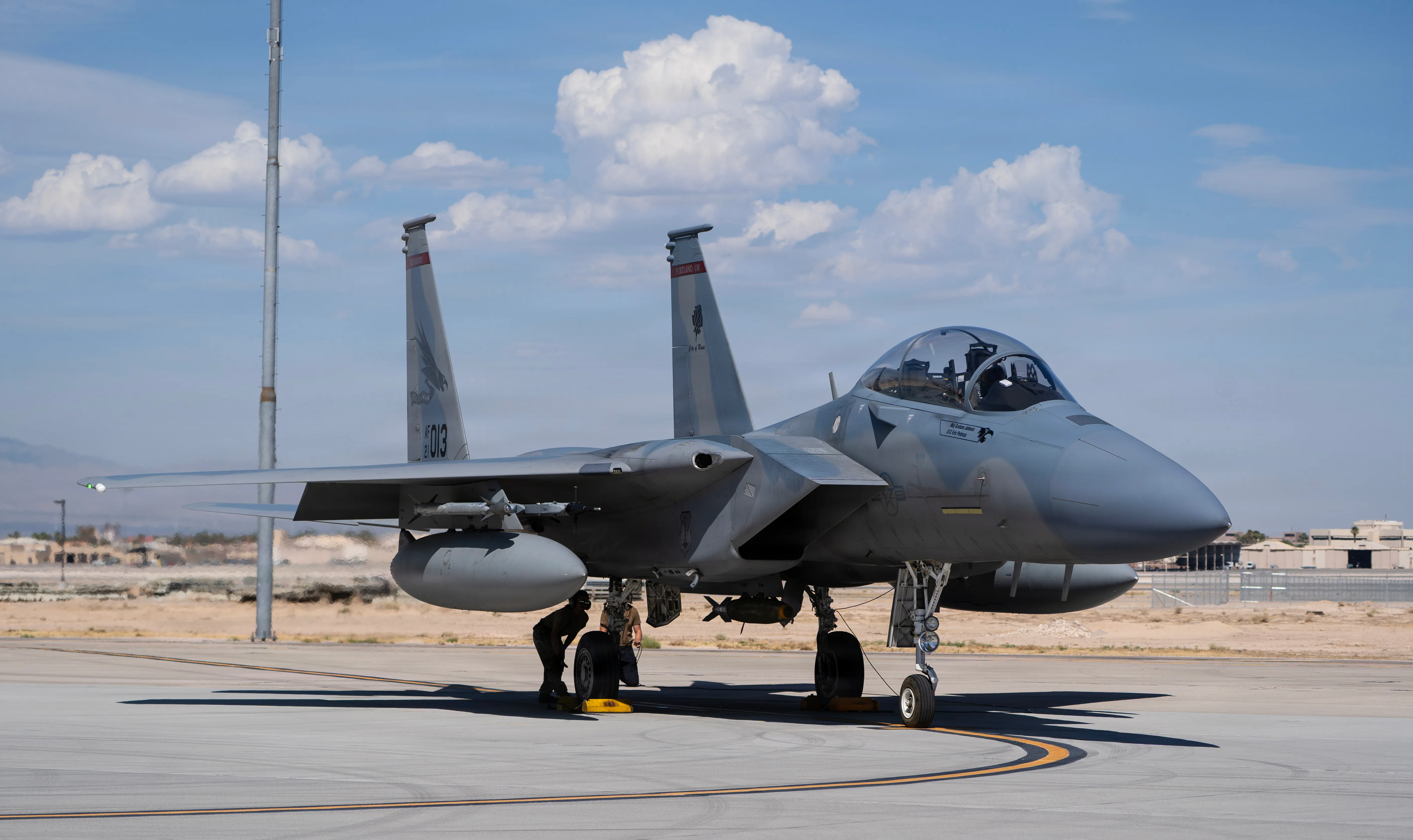 Un avion F-15EX Eagle II affecté à la 142e Escadre de la Garde nationale aérienne de l'Oregon se trouve sur la ligne de vol de la base aérienne de Nellis (AFB), au Nevada, avec une bombe réelle attachée à son ventre alors qu'il se prépare au décollage le 27 août 2026. La flotte de F-15EX de la 142e Escadre a été exploitée à partir de Nellis AFB pendant trois semaines fin août et début septembre pour soutenir les armes de l'US Air Force Cours d'instructeur (WIC). Pendant ce temps, l'unité a franchi une étape historique en larguant pour la première fois des bombes réelles depuis des F-15EX opérationnels. (Photo de la Garde nationale aérienne des États-Unis par le sergent-chef. Steph Sawyer)