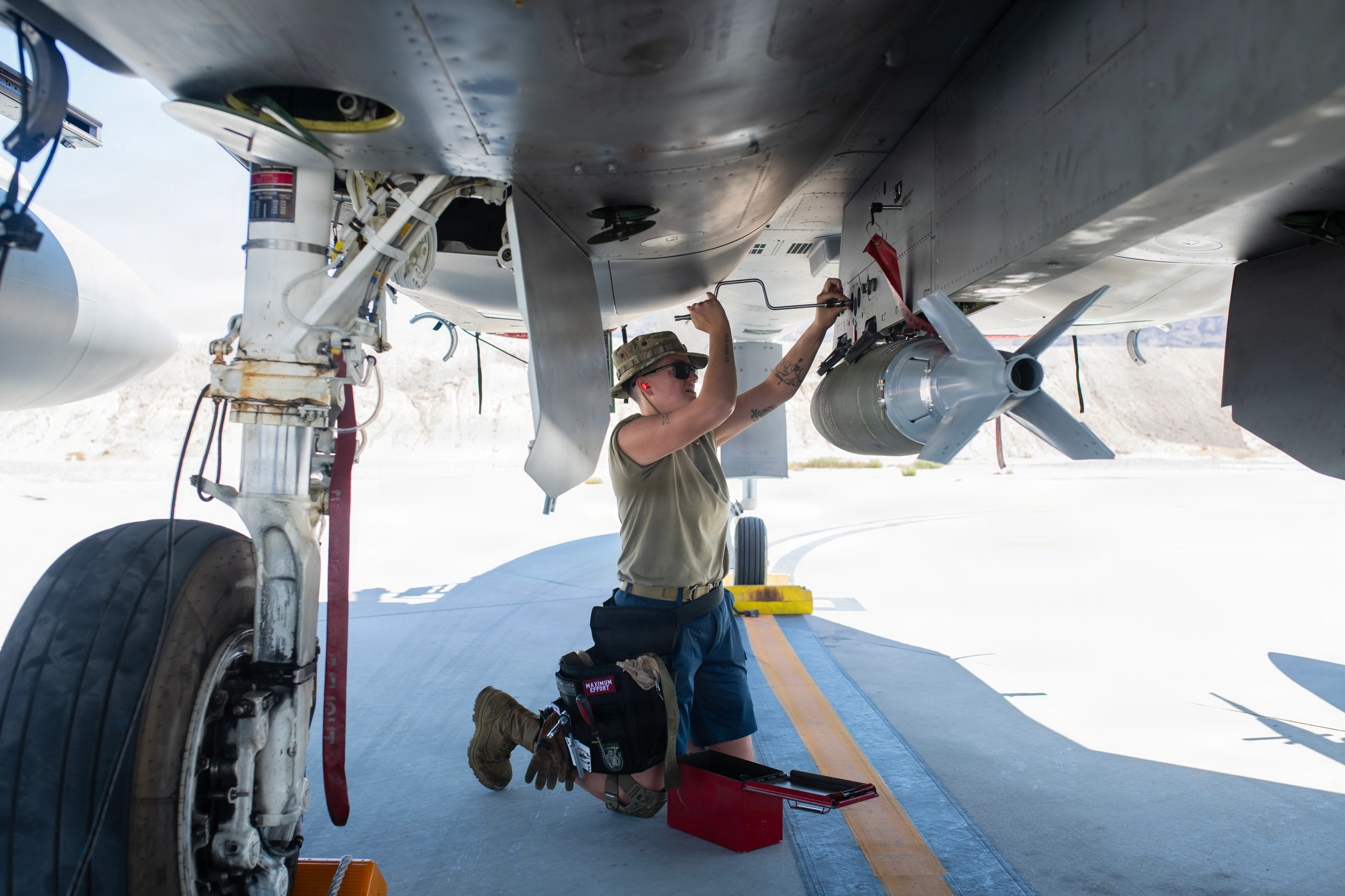 Le sergent d'état-major de l'US Air Force. Alisha Sargent, une chargeuse d'armes affectée au 142e Escadron de maintenance d'aéronefs de la Garde nationale aérienne de l'Oregon, charge une bombe sur un avion F-15EX Eagle II à la base aérienne de Nellis (AFB), Nevada, le 26 août 2026. La 142e Escadre a exploité sa flotte de F-15EX à partir de Nellis AFB pendant trois semaines fin août et début septembre à l'appui du cours d'instructeur d'armes de l'US Air Force. (WIC). Pendant cette période, l'unité et l'EX ont franchi une étape historique en larguant pour la première fois des bombes réelles depuis des F-15EX opérationnels. (Photo de la Garde nationale aérienne des États-Unis par le sergent-chef. Steph Sawyer)