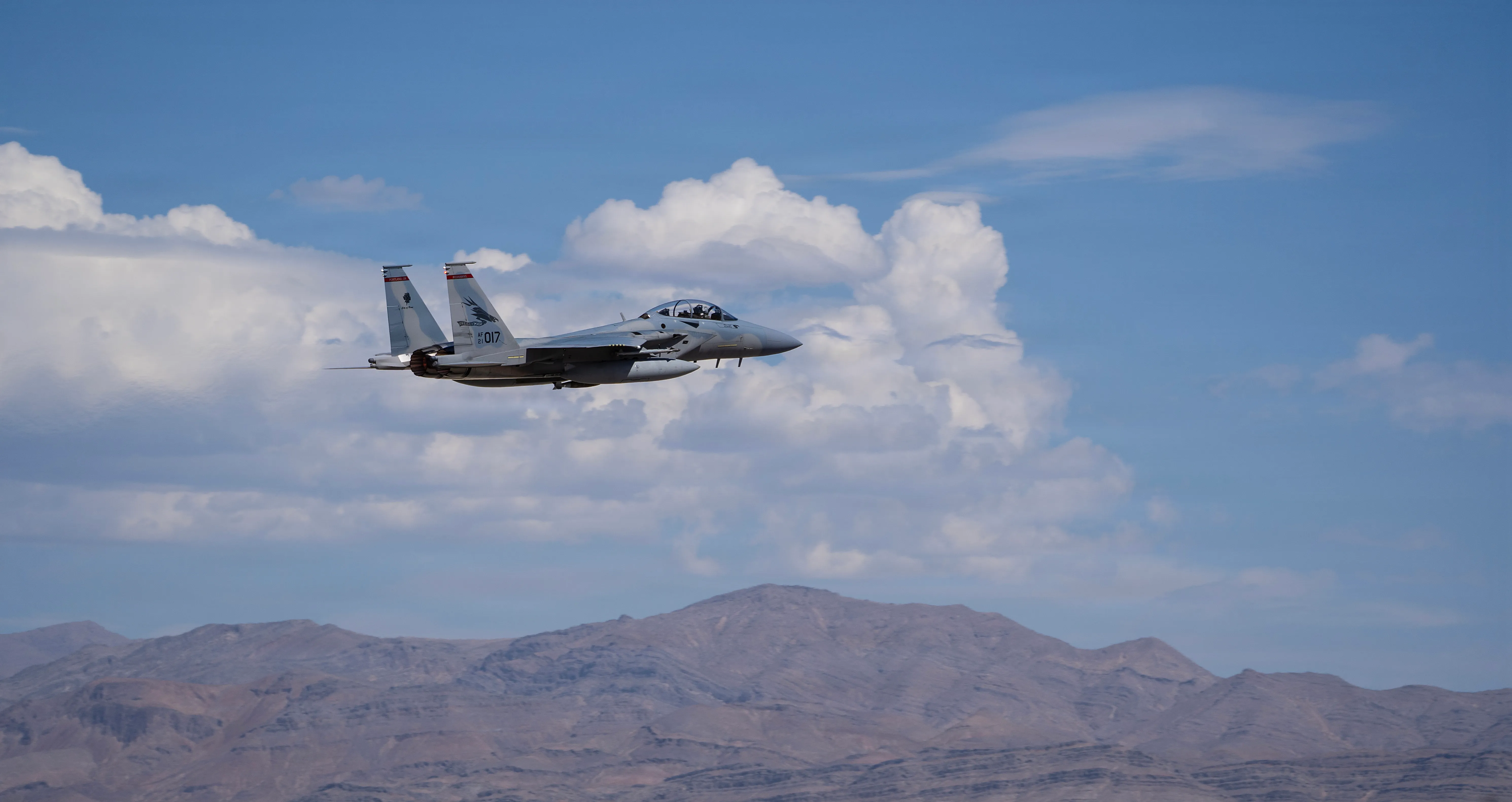 Un avion F-15EX Eagle II affecté à la 142e Escadre de la Garde nationale aérienne de l'Oregon part de la base aérienne de Nellis (AFB), Nevada, avec une bombe attachée à son ventre, le 27 août 2026. La flotte de F-15EX de la 142e Escadre a fonctionné à partir de Nellis AFB pendant trois semaines fin août et début septembre à l'appui du cours d'instructeur d'armes (WIC) de l'US Air Force. Pendant ce temps, l'unité a franchi une étape historique en larguant pour la première fois des bombes réelles depuis des F-15EX opérationnels. (Photo de la Garde nationale aérienne des États-Unis par le sergent-chef. Steph Sawyer)