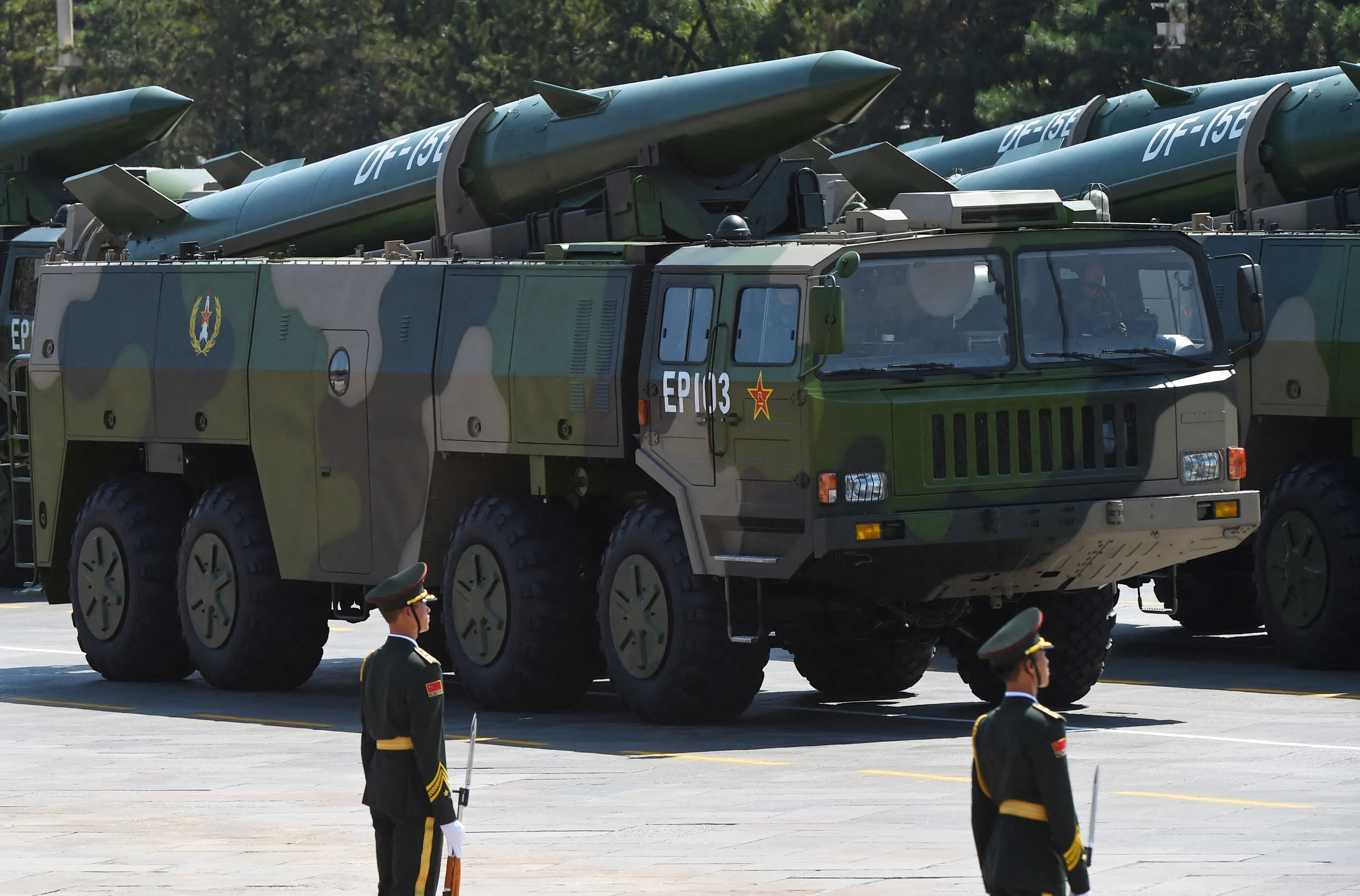 Des véhicules militaires transportant des missiles balistiques DF-15B participent à un défilé militaire sur la place Tiananmen à Pékin le 3 septembre 2015, pour marquer le 70e anniversaire de la victoire sur le Japon et la fin de la Seconde Guerre mondiale. La Chine a lancé le 3 septembre une immense cérémonie militaire marquant le 70e anniversaire de la défaite du Japon lors de la Seconde Guerre mondiale, alors que les principaux dirigeants occidentaux restaient à l'écart. PHOTO AFP / GREG BAKER (Photo par GREG BAKER / AFP via Getty Images)