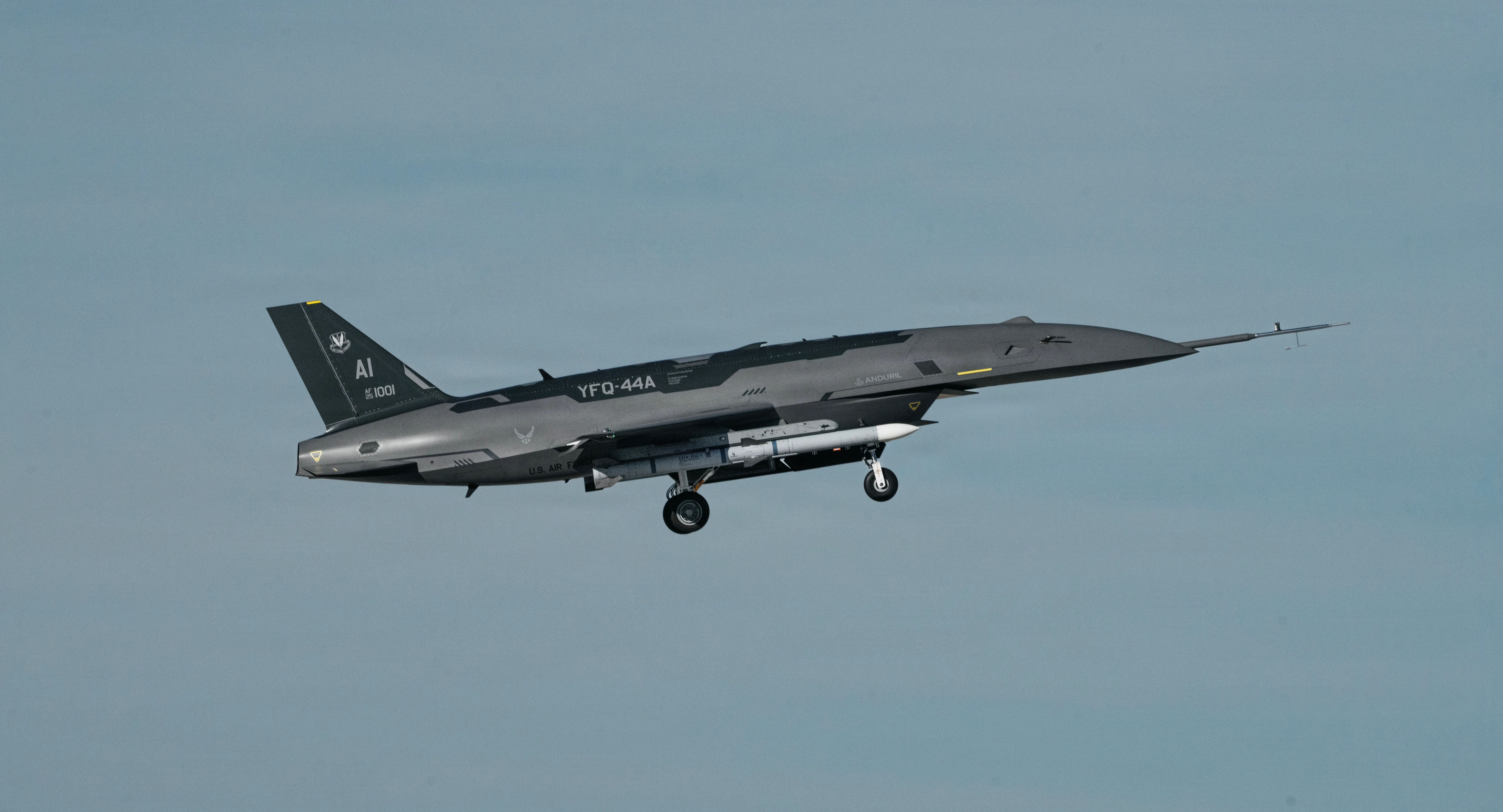Un YFQ-44A, qui fait partie du programme Collaborative Combat Aircraft (CCA) de l'Air Force, subit un test de transport en captivité non daté sur un site d'essai en Californie. Cette phase de test utilise des munitions inertes pour valider méthodiquement l’intégration des armes, les performances structurelles et la sécurité, garantissant ainsi que la plate-forme peut transporter en toute sécurité des magasins externes. Le programme CCA est un élément essentiel d’un système de systèmes plus vaste et intégré conçu pour étendre la portée et l’efficacité des avions avec équipage, donnant ainsi aux combattants américains un avantage écrasant dans les conflits futurs. (Photo de courtoisie)