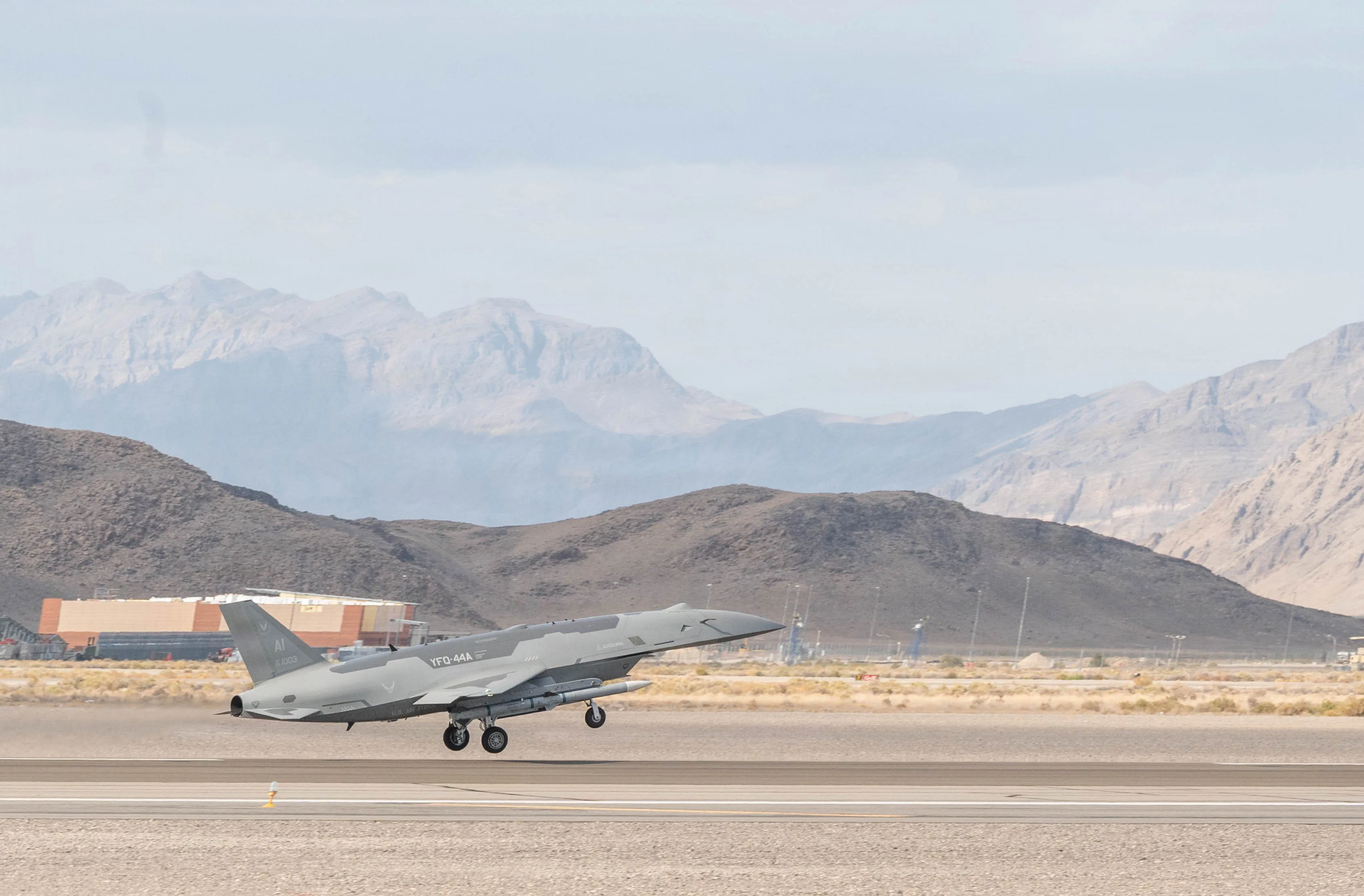 Un avion YFQ-44A Fury de la US Air Force, affecté à l'unité d'opérations expérimentales d'avions de combat collaboratif, part pour un vol de mission lors d'un exercice Agile combat Employment à la base aérienne de Creech, Nevada, le 21 juillet 2026. Le vol faisait partie d'un exercice ACE plus large conçu pour tester la résilience, l'adaptabilité et l'efficacité au combat de la flotte semi-autonome. (Photo de l'US Air Force par le sergent d'état-major Kristal Munguia)