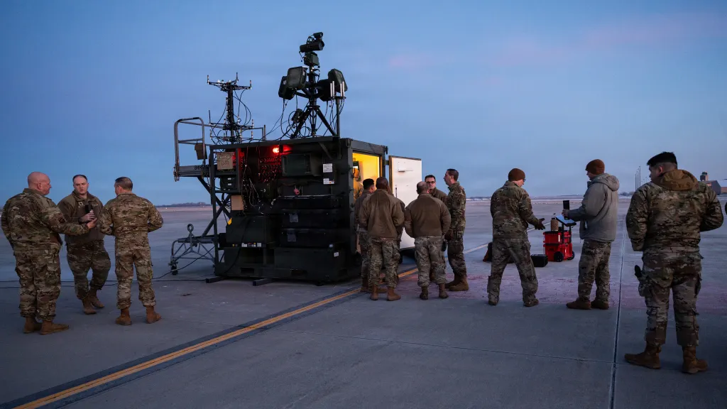 Les aviateurs affectés à la 319e Escadre de reconnaissance se préparent à exécuter un exercice de laboratoire de combat de défense point sur la piste aérienne de la base aérienne de Grand Forks, Dakota du Nord, le 13 février 2026. Le PDBL sert de centre de collaboration, repoussant les limites des capacités du système d'aéronefs sans pilote de petite taille, garantissant que la Force aérienne maintient une supériorité tactique contre les menaces en évolution, et constitue un élément clé des efforts du service pour développer et évaluer des technologies avancées pour défendre les installations contre les menaces sUAS. (Photo de l'US Air Force par un membre de la 1re classe Emma Teel)
