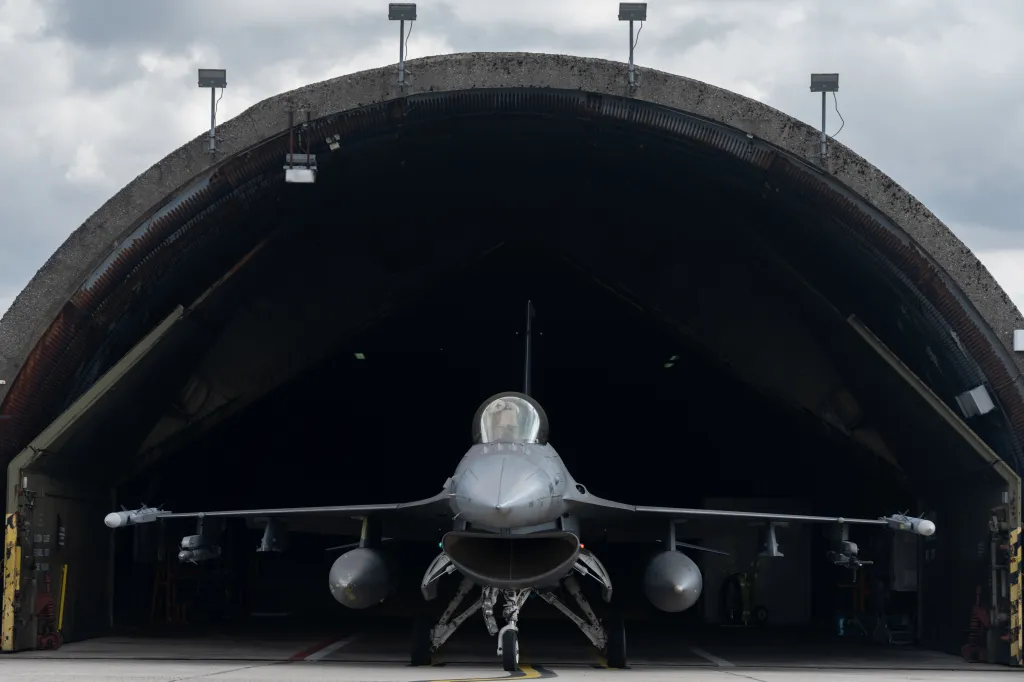 Un F-16 dans un abri.