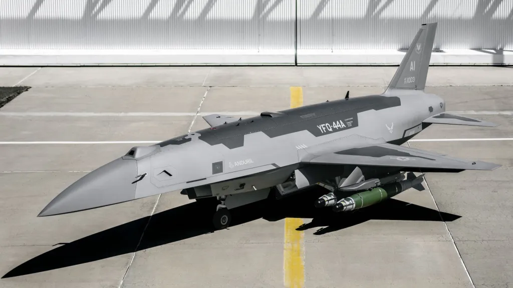 De nouvelles images partagées avec TWZ par Anduril montrent son prototype d'avion de combat collaboratif YFQ-44A Fury configuré avec des armes air-sol, fournissant l'indication la plus claire à ce jour que le CCA est en cours de développement pour des missions de frappe en plus de son rôle air-air principal. Les images sont particulièrement remarquables car les dirigeants d'Anduril ont récemment déclaré à The War Zone que la société avait commencé l'intégration et les vérifications d'ajustement d'une gamme d'armes air-sol, mais n'avait pas encore testé en vol ces armes de Fury.