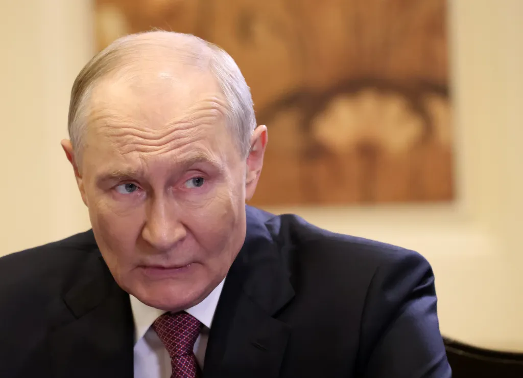 NEW DELHI, INDE - SEPTEMBRE 11 : le président russe Vladimir Poutine s'exprime lors d'une réunion bilatérale russo-sud-africaine, le 11 septembre 2026 à New Delhi, en Inde. Le président russe Vladimir Poutine est en Inde pour une visite de trois jours à partir du vendredi 11 septembre 2026. Ce voyage très médiatisé tourne autour de la participation de la Russie au 18e sommet des BRICS, que l'Inde accueille ce week-end au Bharat Mandapam. Ce voyage marque le deuxième face-à-face de Poutine avec le Premier ministre indien Narendra Modi en moins de deux semaines, après leur rencontre bilatérale au sommet de l'OCS à Bichkek. (Photo du contributeur/Getty Images)