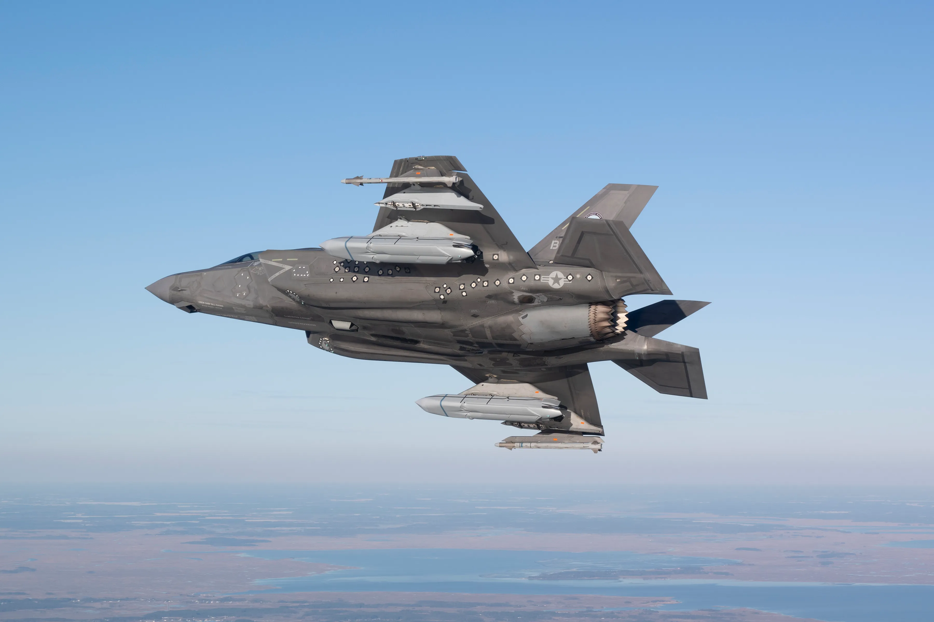 NAS PATUXENT RIVER, Maryland -- Un pilote d'essai du F-35 Lightning II effectue le premier essai en vol pour certifier la variante à décollage court et atterrissage vertical F-35B de l'avion de combat pour transporter le missile antinavire à longue portée AGM-158C (LRASM). Dans le cadre des efforts continus d'intégration des armes, l'équipe de la Pax River F-35 Integrated Test Force (Pax ITF) a effectué pour la première fois des vols d'essai le 14 janvier avec deux AGM-158 chargés sur des stations externes. LRASM est une solution définie à court terme pour combler le déficit de capacité de lancement aérien de la guerre offensive anti-surface (OASuW), qui fournira une capacité anti-surface flexible, à longue portée et avancée contre des cibles maritimes à forte menace. La mission du Pax River ITF est de planifier, coordonner et effectuer efficacement des essais en vol sûrs, sécurisés et efficaces pour les variantes F-35B et C, et de fournir les données nécessaires et opportunes pour soutenir la vérification/certification du programme et les exigences opérationnelles de la flotte.