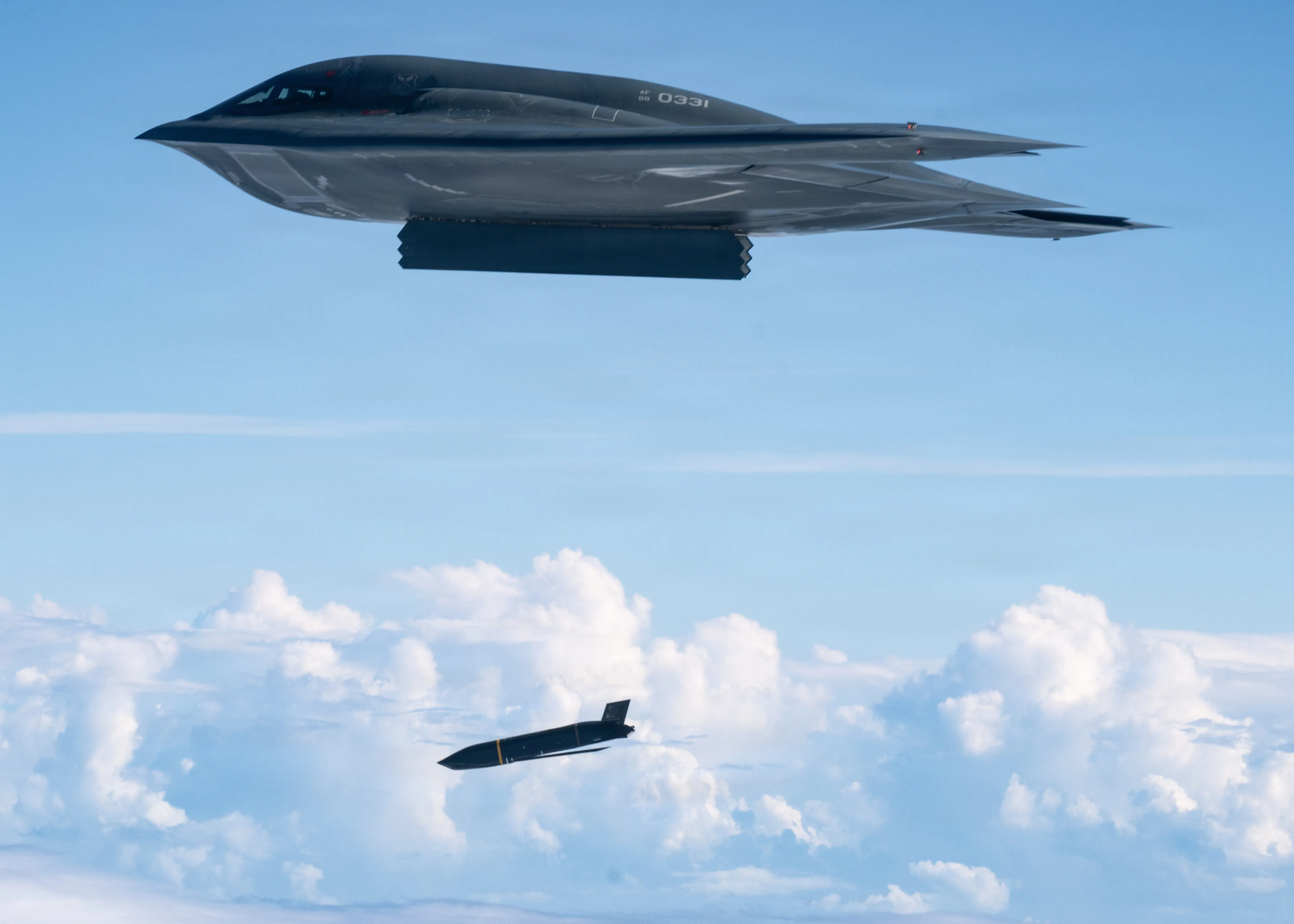 Un bombardier furtif B-2 Spirit de l'US Air Force, affecté à la 509e Escadre Bomb, déploie un missile antinavire à longue portée AGM-158C pour soutenir un exercice de naufrage à tir réel dans le cadre du Valiant Shield 2026 au-dessus de la mer des Philippines, le 27 juin 2026. Le B-2 a volé dans le complexe de la chaîne des îles Mariana pour utiliser avec succès l'AGM-158C LRASM et a fait preuve de flexibilité à travers le monde et a maintenu les navires maritimes à risque. (Photo de l'US Air Force par le sergent technique Thomas Barley)