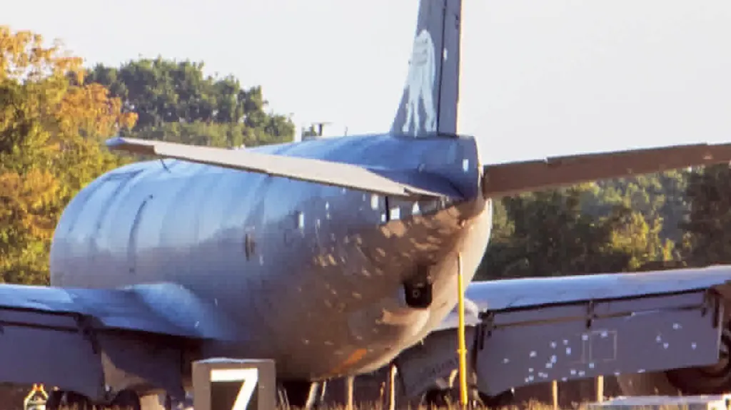 Un autre avion de ravitaillement aérien KC-135 Stratotanker endommagé au combat est arrivé à la RAF Mildenhall.
