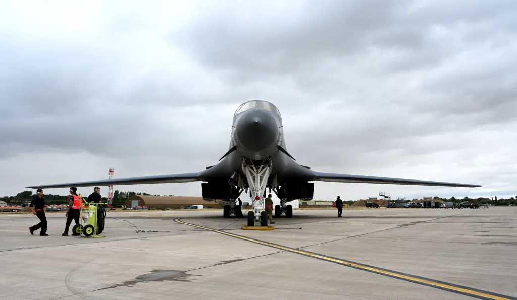 Un lanceur B-1B de l'US Air Force affecté au 37e Escadron de bombardement, base aérienne d'Ellsworth, SD, arrive pour participer au Royal International Air Tattoo à la Royal Air Force Fairford, en Angleterre, le 15 juillet 2025. Le lanceur devrait participer au RIAT, qui compte plus de 80 avions attendus du 18 au 20 juillet 2025. (Photo de l'US Air Force par Tech. Sgt. Robert M. Trujillo)