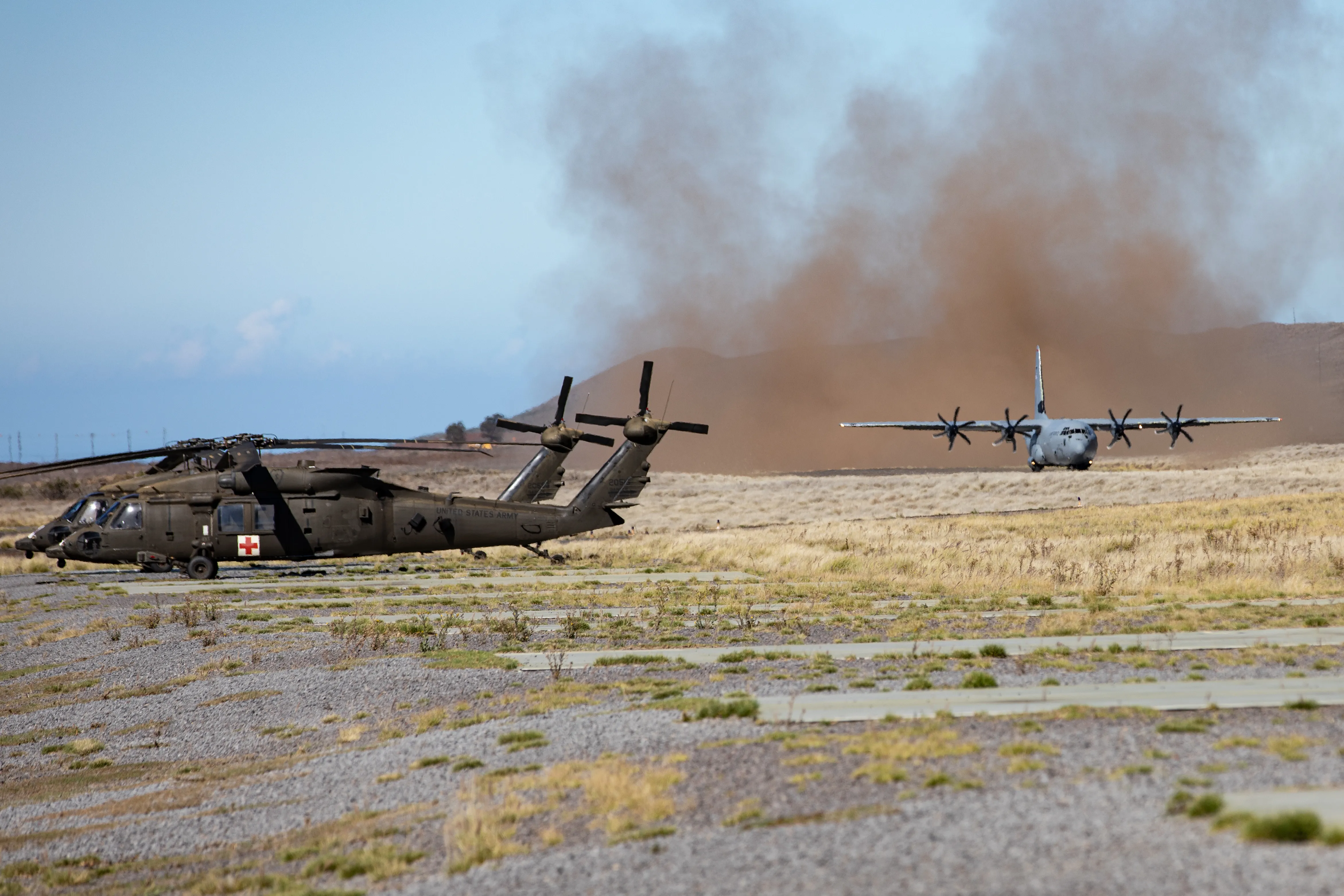 Un C-130 militaire américain se prépare au décollage sur le terrain d'entraînement de Pohakuloa, à Hawaï, le 28 octobre 2022. Le JPMRC 23-1 est une rotation de centre régional d'entraînement au combat (CTC) qui renforce la préparation au combat dans la Division Amériques-Pacifique et constitue un moyen clé pour les forces armées de s'engager dans un environnement conjoint avec nos alliés et partenaires régionaux. (Photo de l'armée américaine par la FPC. Wyatt Moore / 28e Détachement des affaires publiques)
