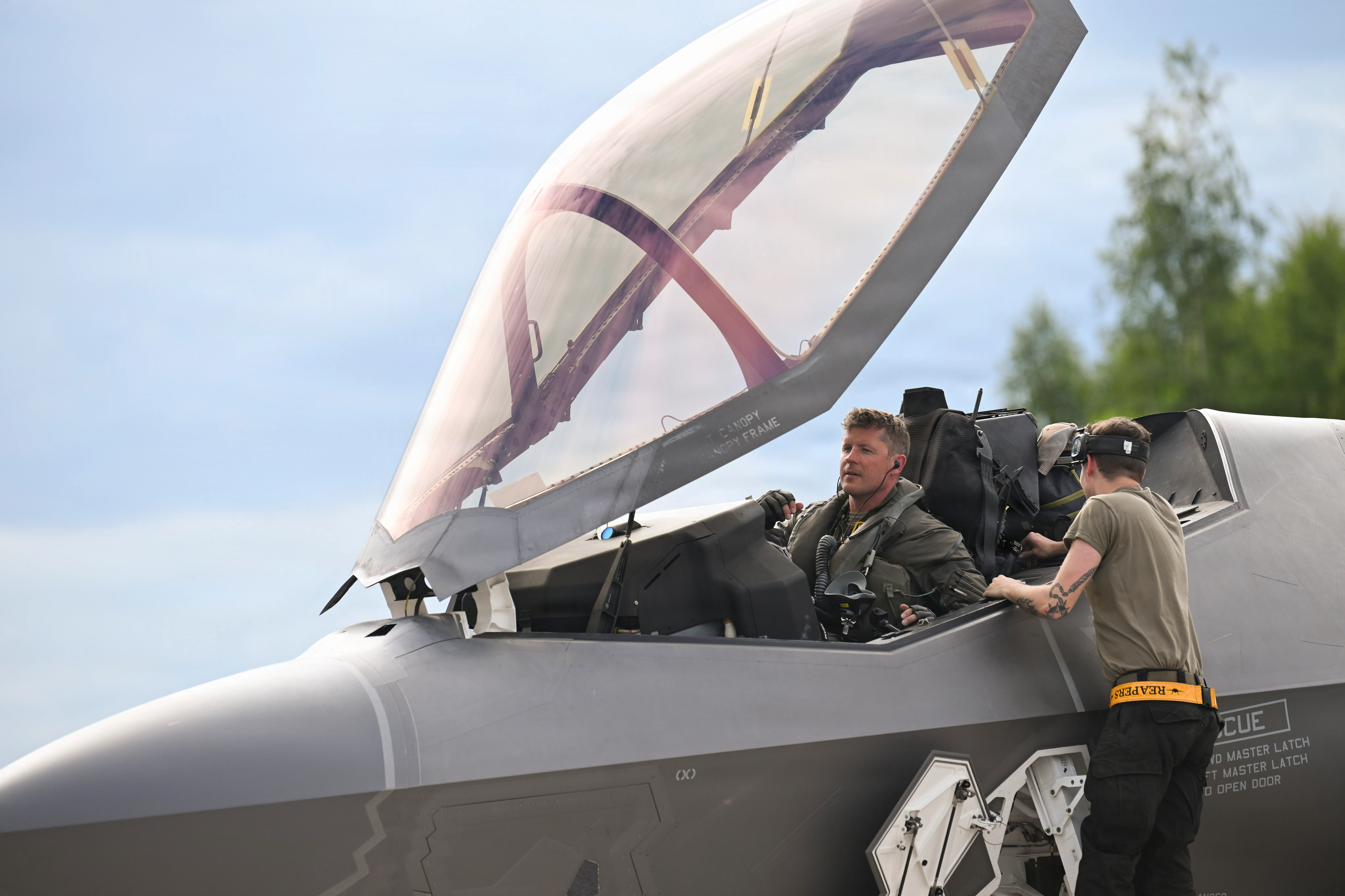 US Air Force A1C Dylan Montgomery, chef d'équipage du 493e Escadron de génération de chasseurs, effectue des opérations/vérifications après le vol avec le Lt Col Dustin Merritt, commandant du 493e Escadron de chasseurs à la base aérienne de Pirkkala, en Finlande, le 3 juin 2026. En tant que premier exercice tactique du Commandement aérien allié, Ramstein Flag 26 teste la capacité des forces américaines et de l'OTAN à répondre aux menaces émergentes avec une puissance aérienne immédiate et décisive. (Photo de l'US Air Force par le sous-lieutenant Sarah Hedgman)
