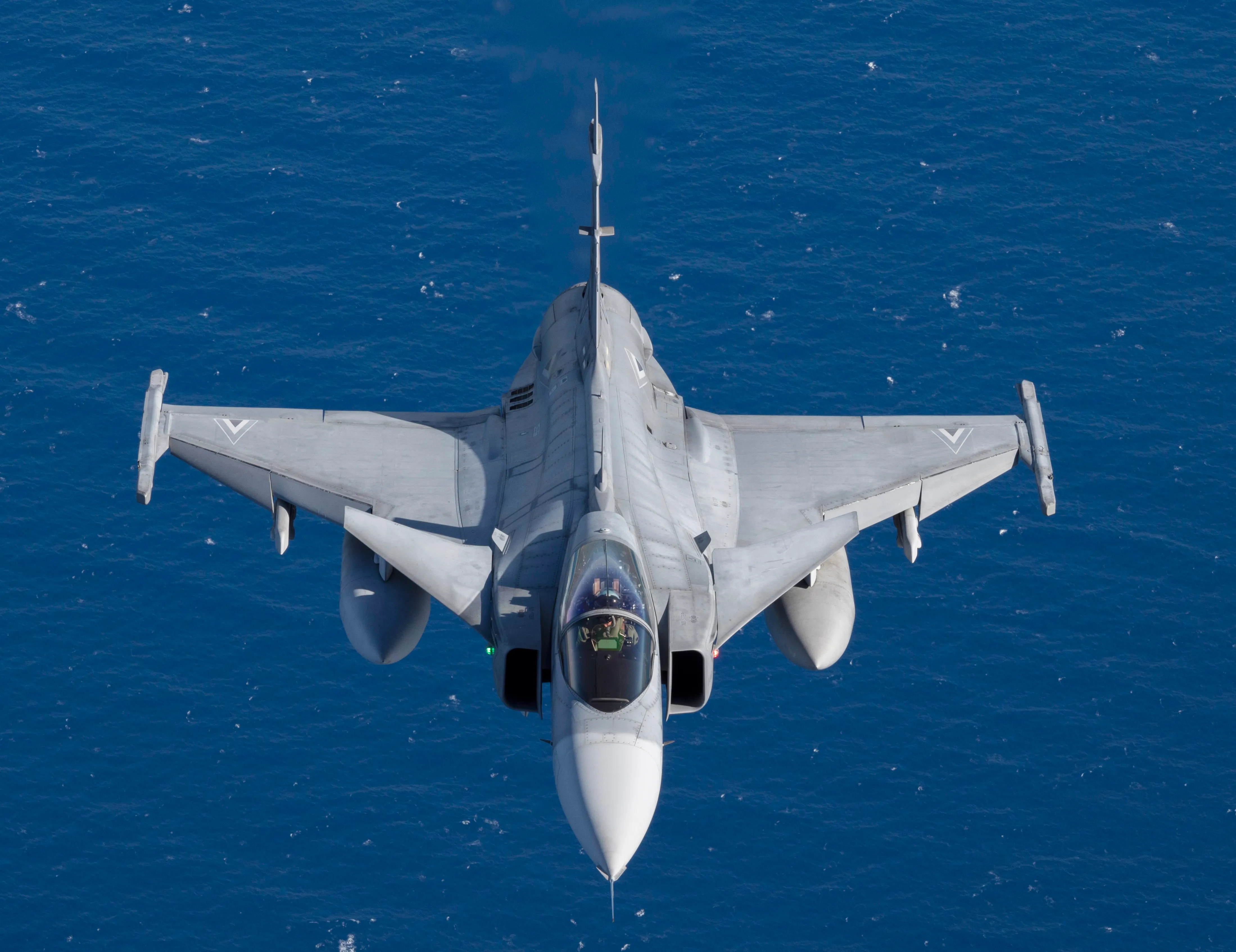 Un JAS 39 Gripen de l'armée de l'air hongroise participant à l'exercice Ramstein Flag 24 de l'OTAN survole la côte ouest de la Grèce, le 4 octobre 2024. Plus de 130 avions de chasse et d'assistance de Grèce, du Canada, de France, de Hongrie, d'Italie, de Pologne, du Portugal, de Roumanie, d'Espagne, de Suède, du Royaume-Uni et des États-Unis s'entraînent côte à côte pour améliorer les tactiques et favoriser une intégration plus solide, démontrant la détermination, l'engagement et la capacité de l'OTAN à dissuader les adversaires potentiels et à défendre l'Alliance. (Photo de l'US Air Force par le sergent technique Emili Koonce)