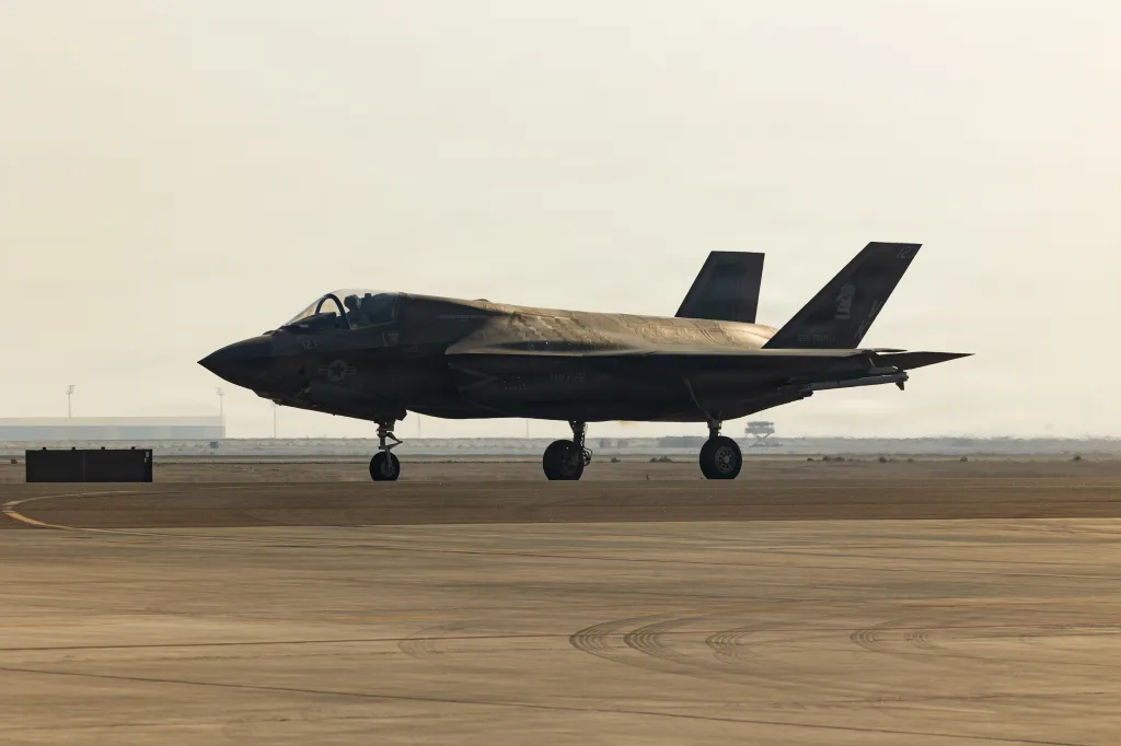 Un avion F-35B Lightning II se dirige vers un point avancé d'armement et de ravitaillement dans la zone de responsabilité du Commandement central des États-Unis, le 26 mai 2026. (Photo du Corps des Marines des États-Unis par le Cpl. Maksim Masloboev)