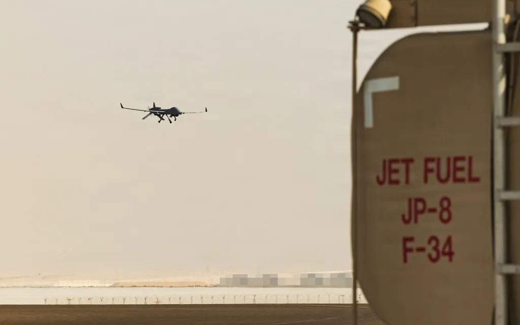 Un drone MQ-9 Reaper atterrit à un point avancé d'armement et de ravitaillement dans la zone de responsabilité du Commandement central américain, le 26 mai 2026. (Photo du Corps des Marines des États-Unis par le Cpl. Maksim Masloboev)