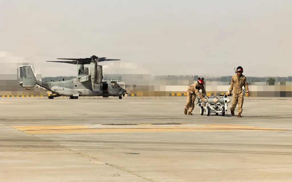 Les Marines américains avec la 31e Marine Expeditionary Unit, transportent une ordonnance sur les avions vers un point avancé d'armement et de ravitaillement dans la zone de responsabilité du Commandement central des États-Unis, le 26 mai 2026. (Photo du corps des Marines des États-Unis par le Cpl. Maksim Masloboev)