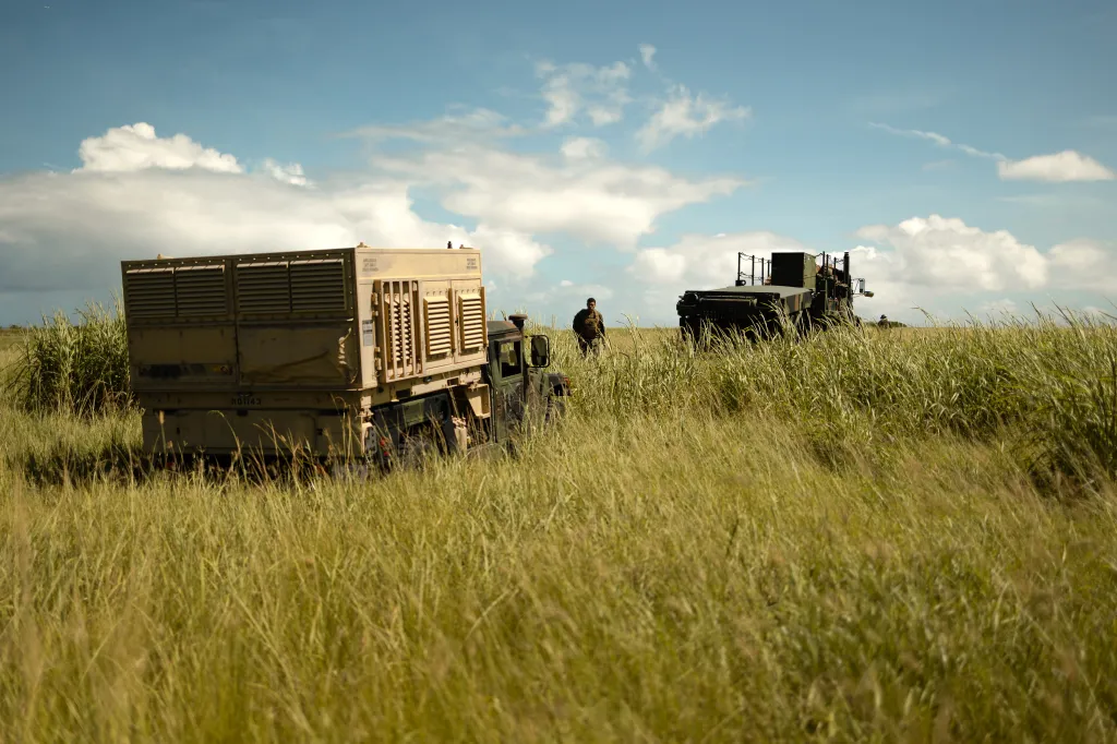Les Marines des États-Unis, avec le 12e Régiment Marine, 3e Division Marine, se préparent à mettre en place un système de radar orienté tâches sol/air (G/ATOR) lors d'un exercice d'entraînement de routine au niveau de l'unité à Iejima, Okinawa, Japon, le 15 juillet 2023. Le G/ATOR fournit une capacité de défense aérienne et de surveillance et est utilisé pour localiser les systèmes d'armes ennemis. En tant qu'élément de combat aérien de la force de réserve, le 1er MAW utilise des bases expéditionnaires avancées pour étendre les fonctions de la chaîne de destruction et relier les capacités de commandement et de contrôle de l'aviation maritime (C2), de capteur et de tir à l'ensemble de la force interarmées. (Photo du Corps des Marines des États-Unis par le sergent d'état-major Manuel A. Serrano)