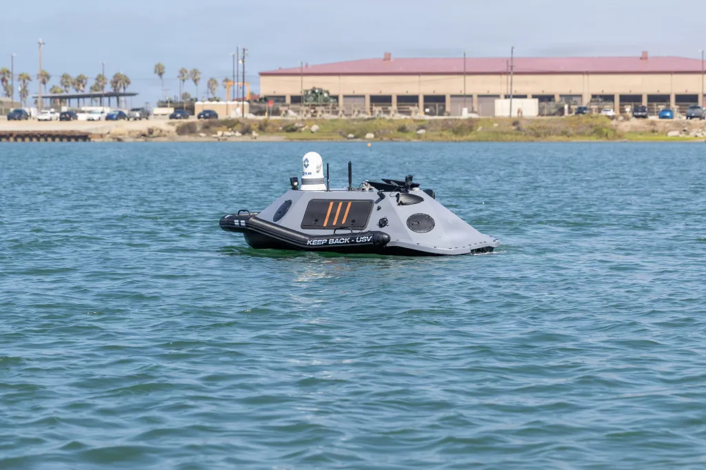 Fin août, à Camp Pendleton, l'équipe de lutte contre les risques d'explosion du PM CSS a testé un navire de surface sans pilote en réponse à une lacune de capacité littorale. La solution : recherchez une solution USV commerciale équipée d'une conduite autonome intégrée et de charges utiles composées d'un sonar, de caméras infrarouges prospectives (FLIR), de communications en ligne de visée (LOS) et de communications acoustiques (AComms). Le système de systèmes LEON (SOS) se compose de cinq incréments de capacités comprenant un véhicule télécommandé, un équipement de plongée, un véhicule sous-marin sans pilote, un véhicule de surface sans pilote et un véhicule terrestre amphibie sans pilote. LEON permet à EOD de confirmer et de marquer les dangers et les obstacles depuis les eaux très peu profondes jusqu'à la zone de plage. (Photo du Corps des Marines PAE par Kristiana Gehly)