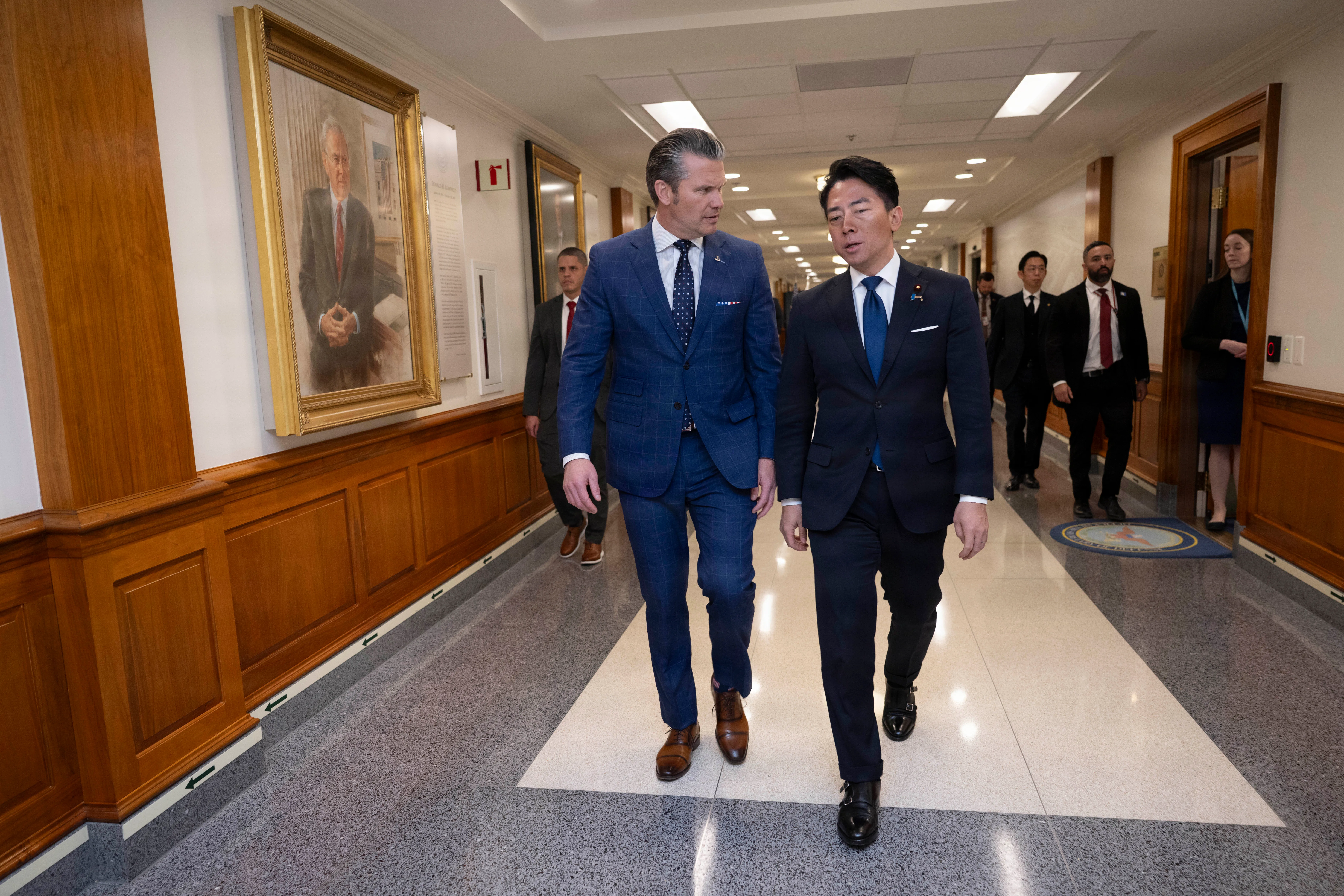 Le secrétaire à la Guerre Pete Hegseth organise une réunion bilatérale avec le ministre japonais de la Défense Shinjirō Koizumi au Pentagone, Washington, DC, le 15 janvier 2026. (Photo DoW prise par le Maître de 1re classe de l'US Navy Alexander Kubitza)
