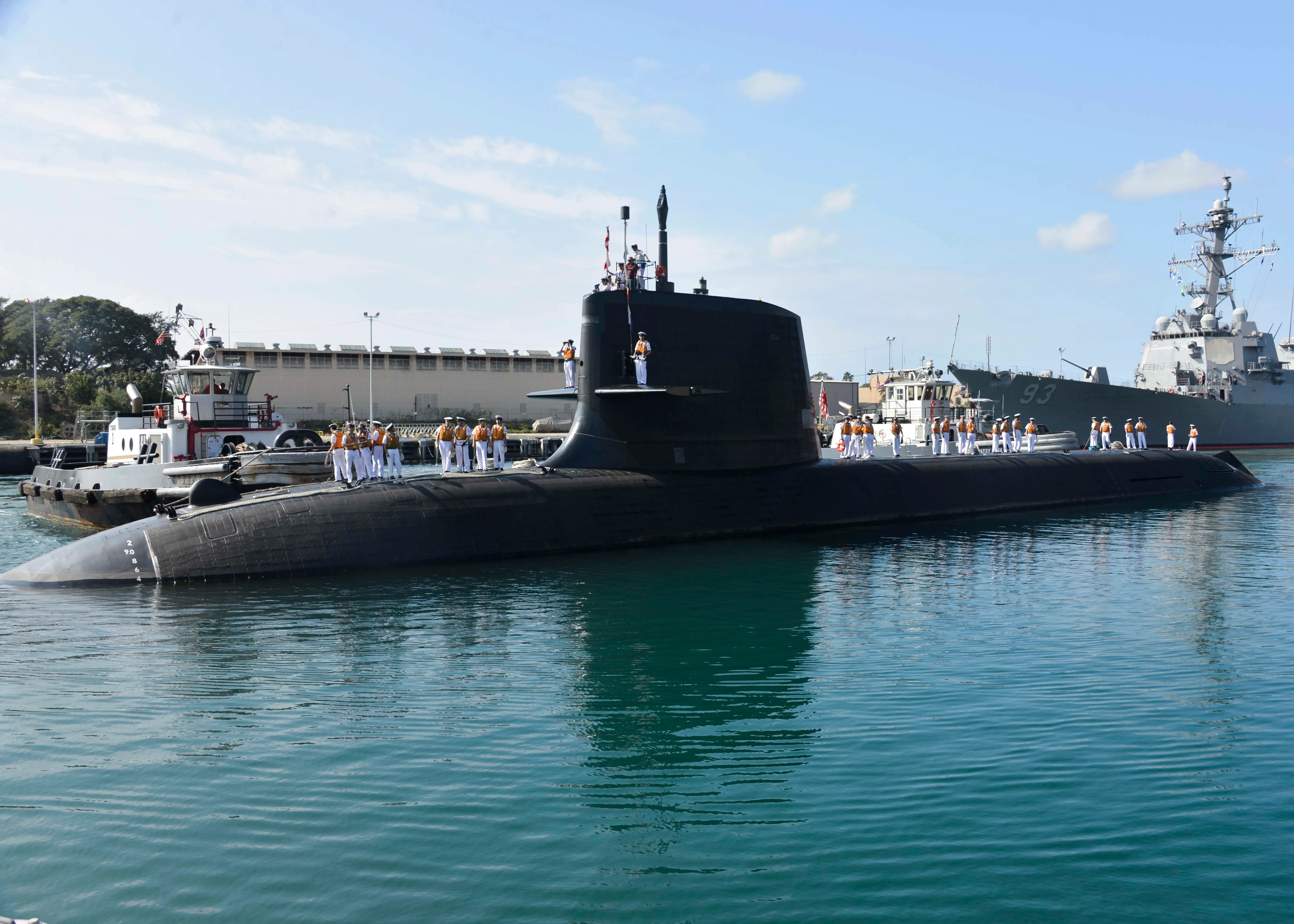 150227-N-DB801-126 - PEARL HARBOR, Hawaï - (fév. 27, 2015) - Le sous-marin de la Force d'autodéfense maritime japonaise (JMSDF) JS Hakuryu (SS 503) arrive aux quais du sous-marin de la base commune Pearl Harbor-Hickam, le 27 février. États-Unis et aurez l’occasion de profiter des sites touristiques et de la culture d’Hawaï. (Photo de l'US Navy par Steven Khor, spécialiste de la communication de masse 1re classe/libéré)