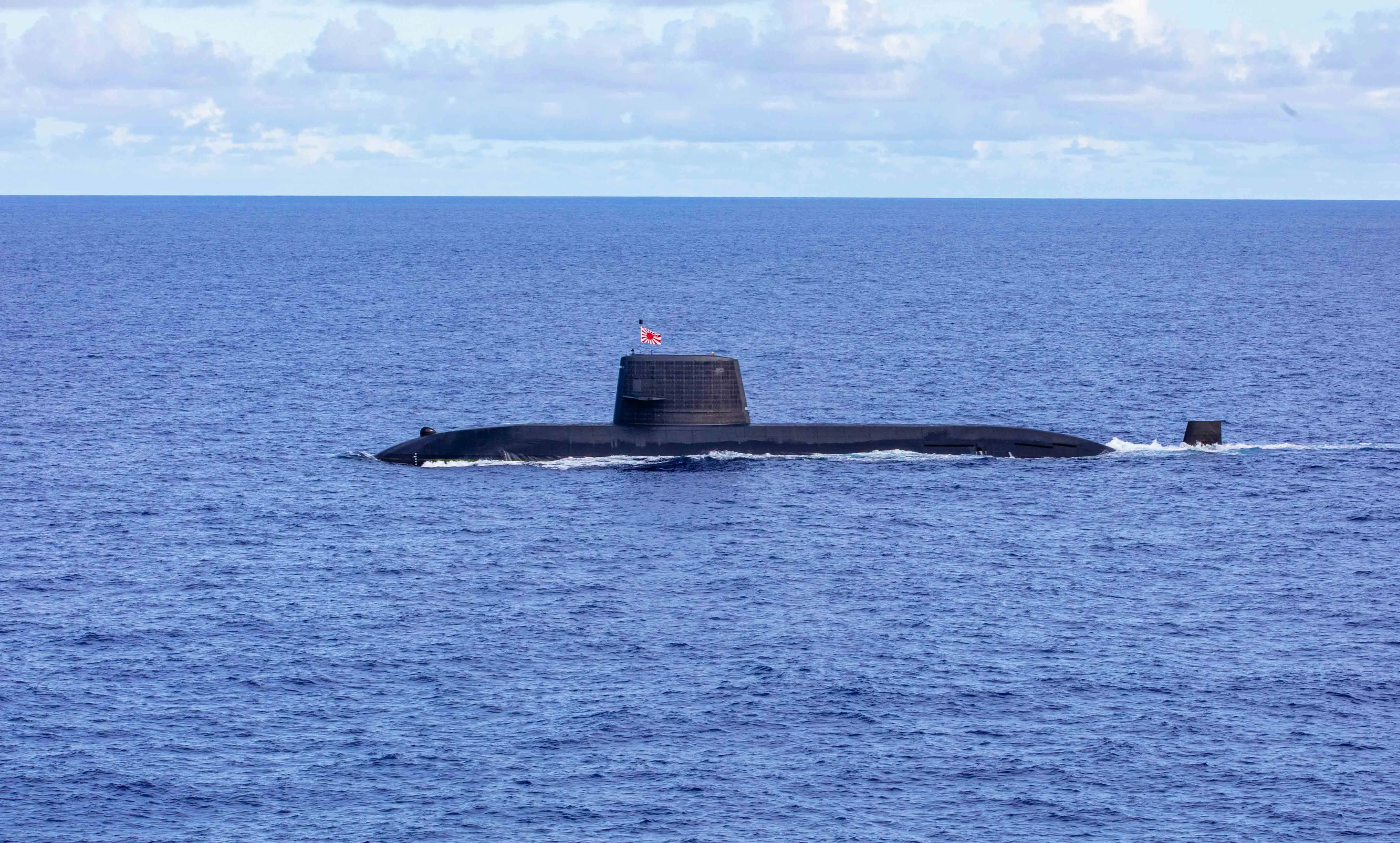 230704-N-NY362-1143 MER DES PHILIPPINES (4 juillet 2023) le sous-marin japonais de classe Oyashio JDS Yaeshio (SS 598) transite par la mer des Philippines pendant le Pacific Vanguard 23, le 4 juillet. et des scénarios de manœuvres avancés dans le complexe de la chaîne des îles Mariannes (MIRC). L'armée américaine opère régulièrement dans des zones terrestres, aériennes et maritimes désignées des îles Mariannes pour former en toute sécurité les militaires à l'utilisation de l'équipement, aux tactiques, aux opérations conjointes et aux missions d'aide humanitaire. (Photo de l'US Navy par Santiago Navarro, spécialiste des communications de masse de 3e classe).