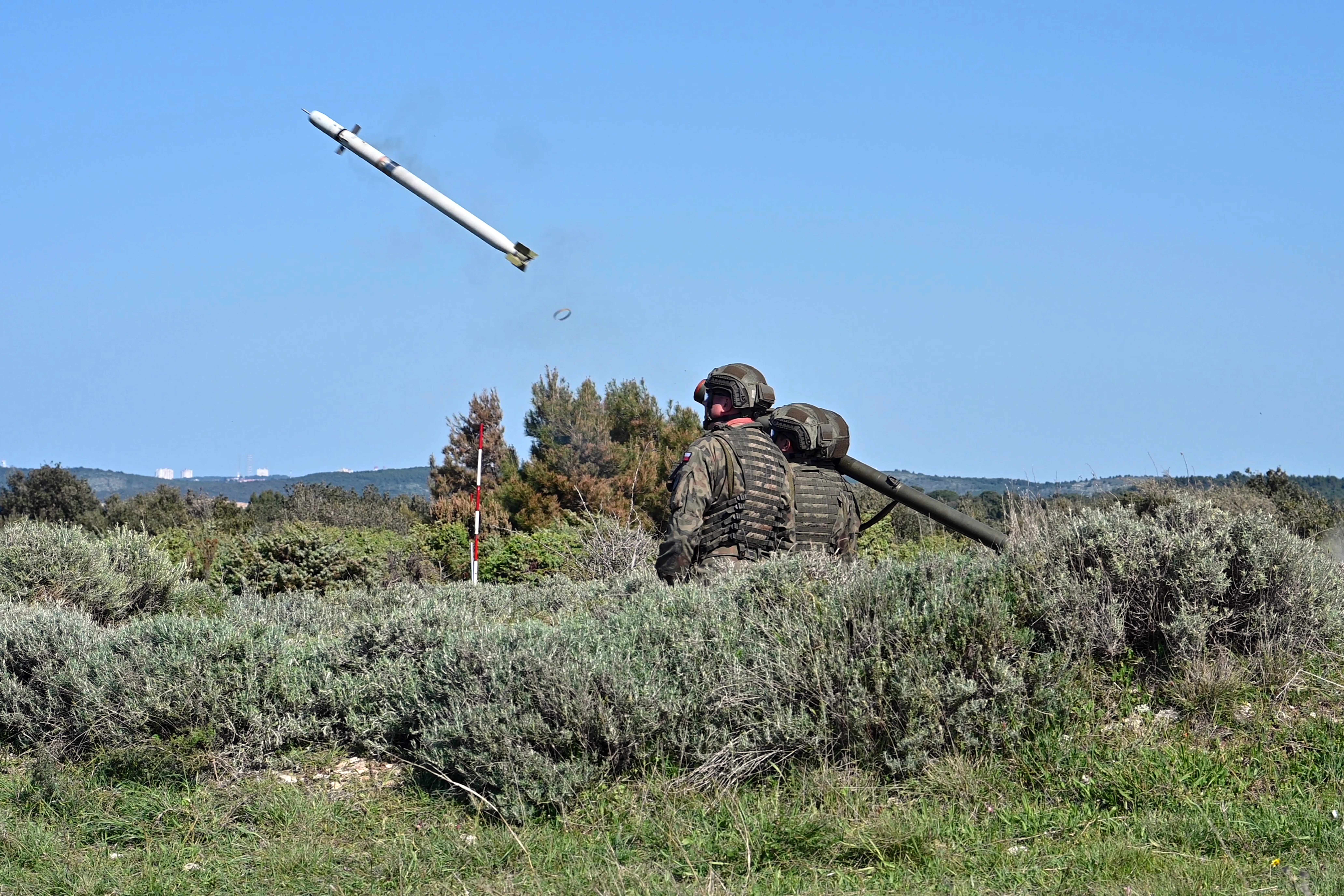 Des soldats de l'armée polonaise tirent un système de défense aérienne portable (MANPADS Piorun), lors de l'exercice Shield 24, le 12 avril 2024 à Pula, en Croatie. Cet événement annuel renforce les capacités de défense aérienne croates contre les menaces à basse et moyenne altitude. Rejoints par le 57e Régiment d'artillerie de défense aérienne (C/1-57 ADAR), la 173e Brigade aéroportée et les forces alliées des forces armées polonaises, de l'armée slovène et des forces armées françaises, les participants s'entraînent conjointement aux tactiques, techniques et procédures de défense aérienne, y compris le contrôle de l'espace aérien et les engagements de tir réel. (Photo de l'armée américaine par Davide Dalla Massara)