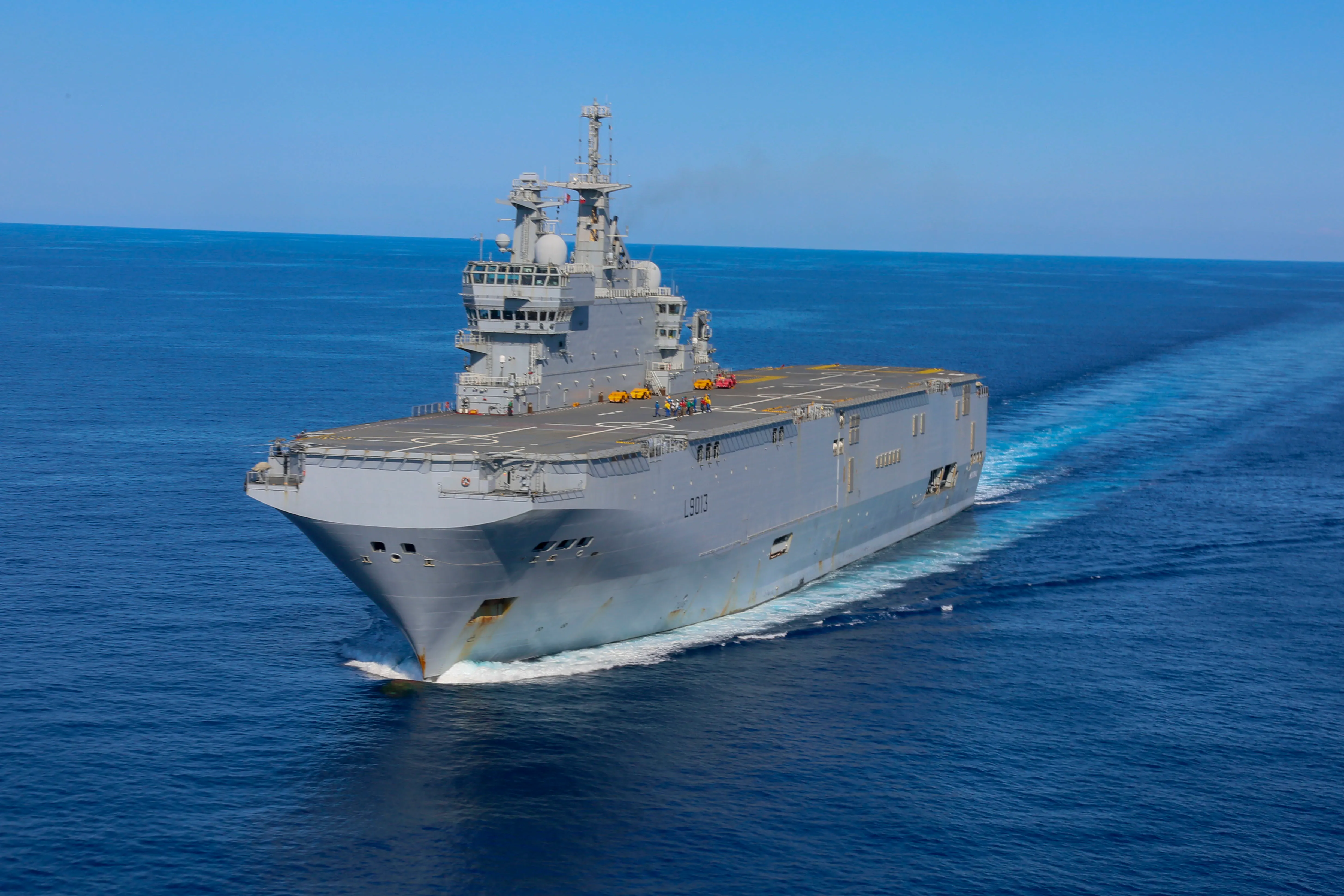 200624-M-IR130-1284 MER MÉDITERRANÉE (24 juin 2020) le navire d'assaut amphibie de la Marine française Mistral navigue à proximité du navire d'assaut amphibie USS Bataan (LHD 5) le 24 juin 2020. Le Bataan mène des opérations dans la 6ème flotte américaine en soutien aux alliés et partenaires régionaux et aux intérêts de sécurité nationale des États-Unis en Europe et en Afrique. (Photo du Corps des Marines des États-Unis par le Cpl. Gary Jayne III/libéré)
