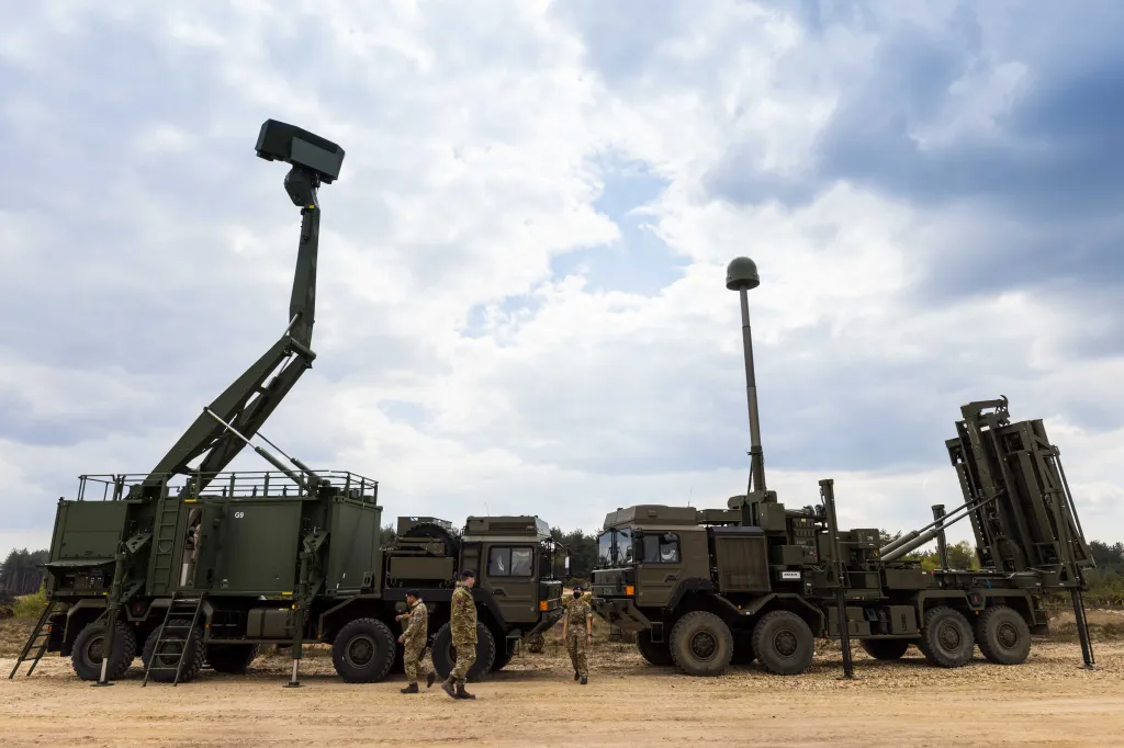 Sur la photo : le système de défense aérienne intermédiaire de pointe Sky Saber de l'armée britannique. Il s’agit d’une mise à niveau globale du vénérable système Rapier qui était en service depuis près de cinq décennies. Sky Sabre, composé de trois composants distincts : le radar de ciblage de surveillance multifaisceau agile (affectueusement appelé girafe, photo de gauche), les communications de commandement et de contrôle de gestion de combat (non illustré) et le véhicule de lancement de missiles Land Ceptor CAMM (missiles modulaires anti-aériens communs) (à droite). Tous sont représentés ensemble aux fins des photographies ; sur le champ de bataille, on pourrait s'attendre à ce qu'ils opèrent jusqu'à 15 km les uns des autres. Le système est conçu pour répondre aux attaques de missiles sophistiquées et peut se défendre contre les attaques de saturation des missiles de croisière antinavires supersoniques, des avions et d'autres cibles hautes performances. à une portée de 120 km à l'aide du CAMM (Common Anti-Air Modular Missile), se déplaçant à plus de 2300 miles par heure. Il le fait via plusieurs canaux de tir, offrant une couverture simultanée à 360 degrés et un haut degré de maniabilité.
