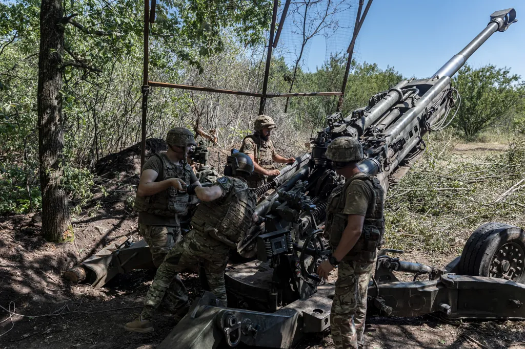 OBLAST DE DONETSK, UKRAINE - 6 AOÛT : des soldats ukrainiens se préparent à tirer avec l'artillerie M777 sur leur position d'artillerie alors que l'armée ukrainienne mène une opération visant à cibler les tranchées des forces russes à travers l'oblast de Donetsk au milieu de la guerre entre la Russie et l'Ukraine dans l'oblast de Donetsk, en Ukraine, le 6 août 2023. (Photo de Diego Herrera Carcedo/Agence Anadolu via Getty Images)