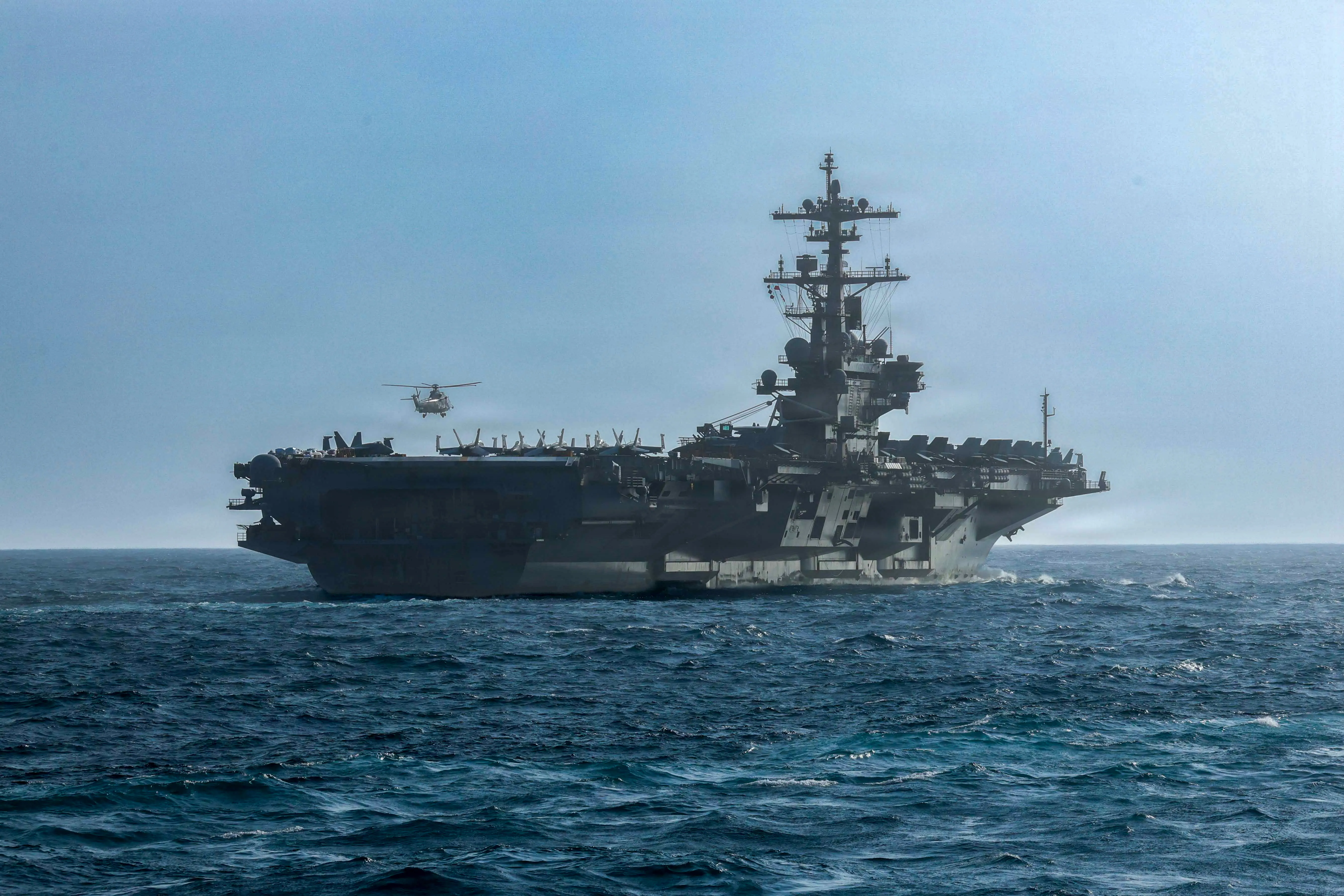 L'USS George HW Bush et l'USS Mason effectuent un ravitaillement en mer le 18 septembre 2026 dans un lieu tenu secret dans la zone de responsabilité du Commandement central des États-Unis.
