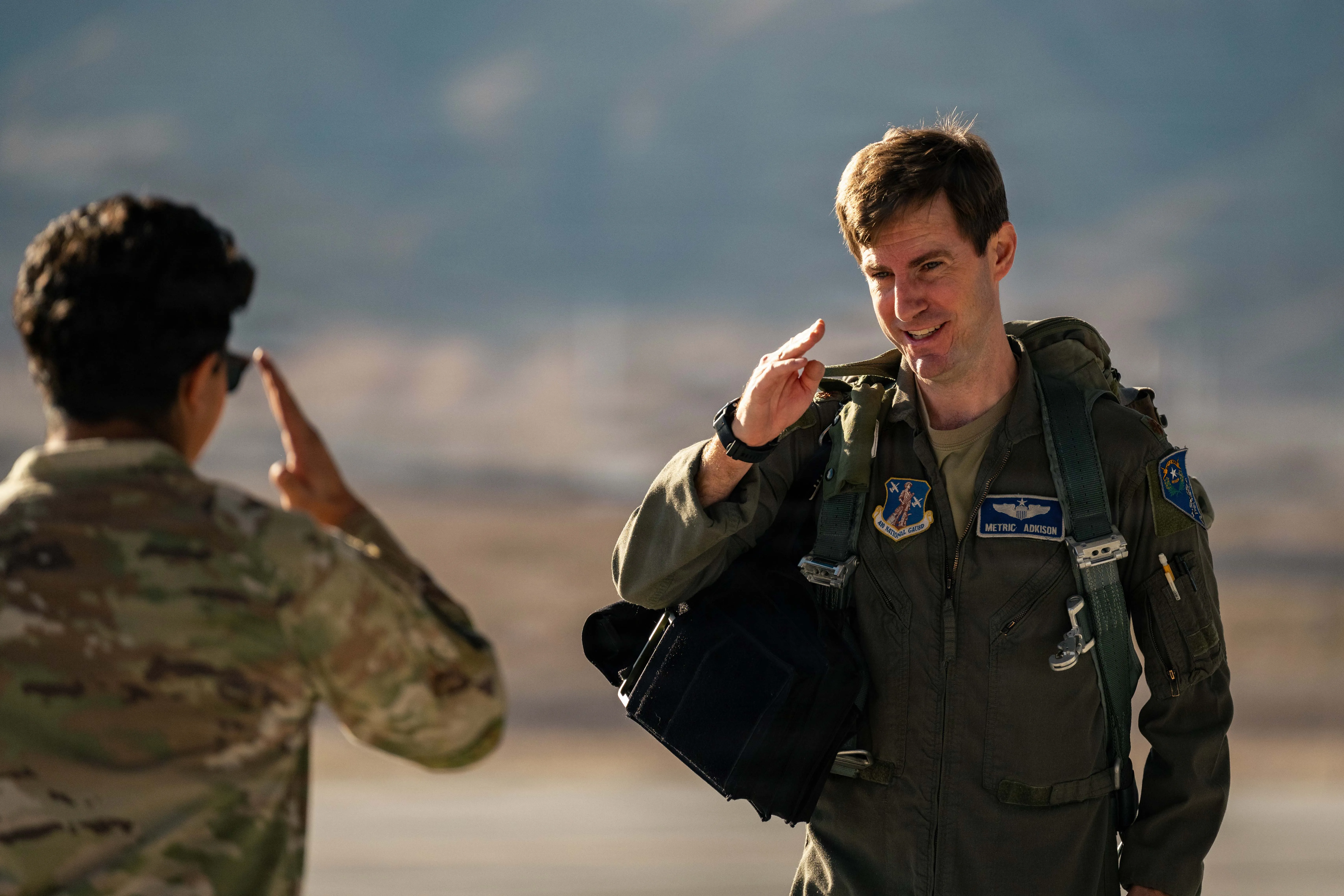 Le major Kyle S. Adkinson de l'US Air Force, à droite, officier d'armes et de tactiques affecté au 232e Escadron d'entraînement au combat de la Garde nationale aérienne du Nevada, salue le principal Airman Segio Lopez, chef d'équipage affecté au 757e Escadron de maintenance d'aéronefs, avant un vol à la base aérienne de Nellis, Nevada, le 22 septembre 2026. Le vol a marqué le départ final du dernier A-10 Thunderbolt II de Nellis et a honoré près d'un demi-siècle d'air rapproché. le service de soutien et les mainteneurs, les pilotes et le personnel de soutien qui ont maintenu la flotte prête à la mission. (Photo de l'US Air Force par l'aviatrice Annika Schermerhorn)