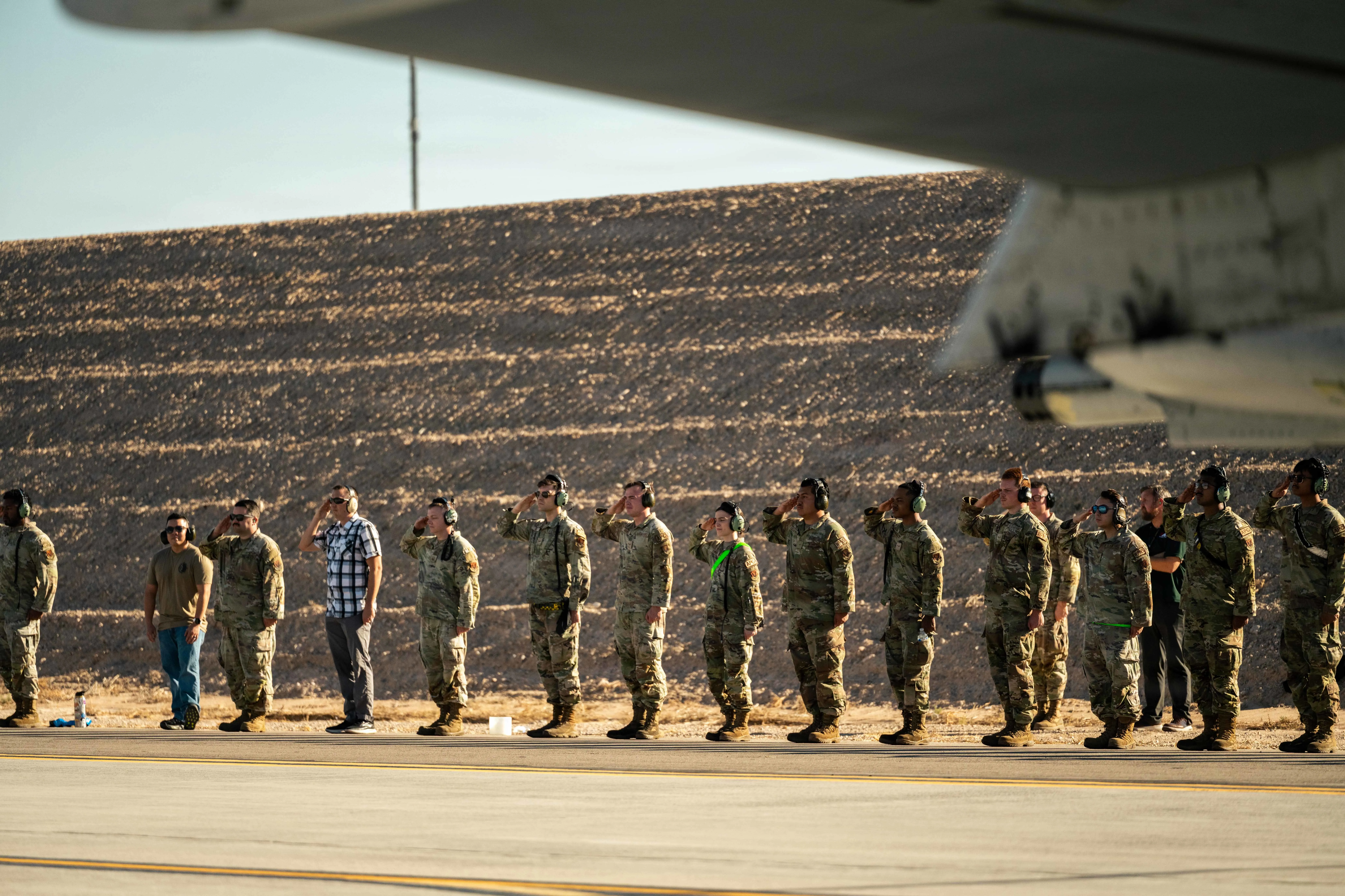 Des aviateurs américains affectés à la base aérienne de Nellis saluent un avion A-10 Thunderbolt II à la base aérienne de Nellis, Nevada, le 22 septembre 2026. Le vol a marqué le départ final du dernier A-10 de Nellis et a honoré près d'un demi-siècle de service d'appui aérien rapproché ainsi que les responsables de la maintenance, les pilotes et le personnel de soutien qui ont maintenu la flotte prête à la mission. (Photo de l'US Air Force par l'aviatrice Annika Schermerhorn)