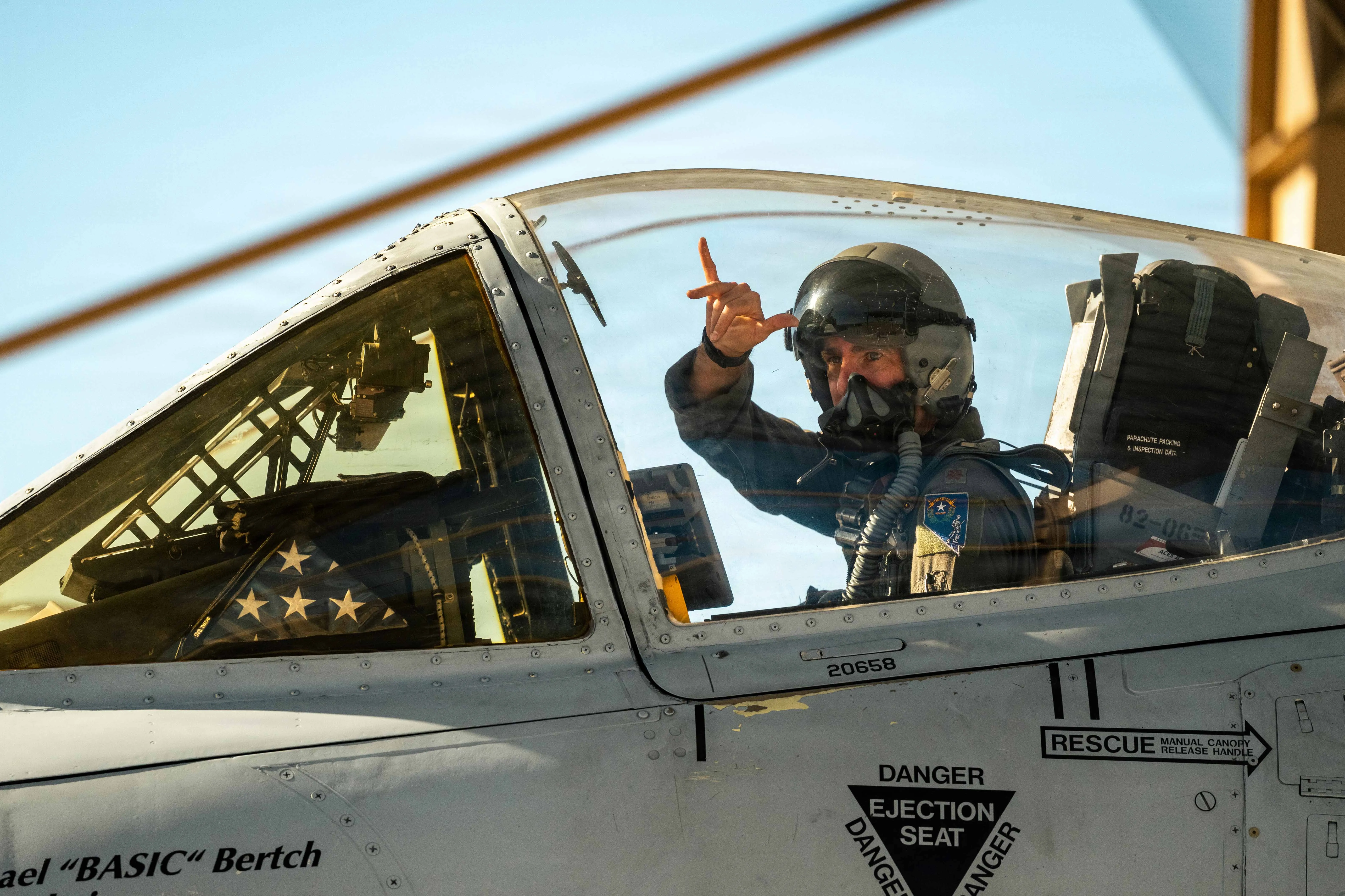 Le major Kyle S. Adkinson de l'US Air Force, officier d'armes et de tactiques affecté au 232e Escadron d'entraînement au combat de la Garde nationale aérienne du Nevada, taxi un avion A-10 Thunderbolt II à la base aérienne de Nellis, Nevada, le 22 septembre 2026. Le vol a marqué le départ final du dernier A-10 Thunderbolt II de Nellis et a honoré près d'un demi-siècle de service d'appui aérien rapproché ainsi que les mainteneurs, les pilotes et le personnel de soutien qui ont gardé la flotte. prêt pour la mission. (Photo de l'US Air Force par l'aviatrice Annika Schermerhorn)