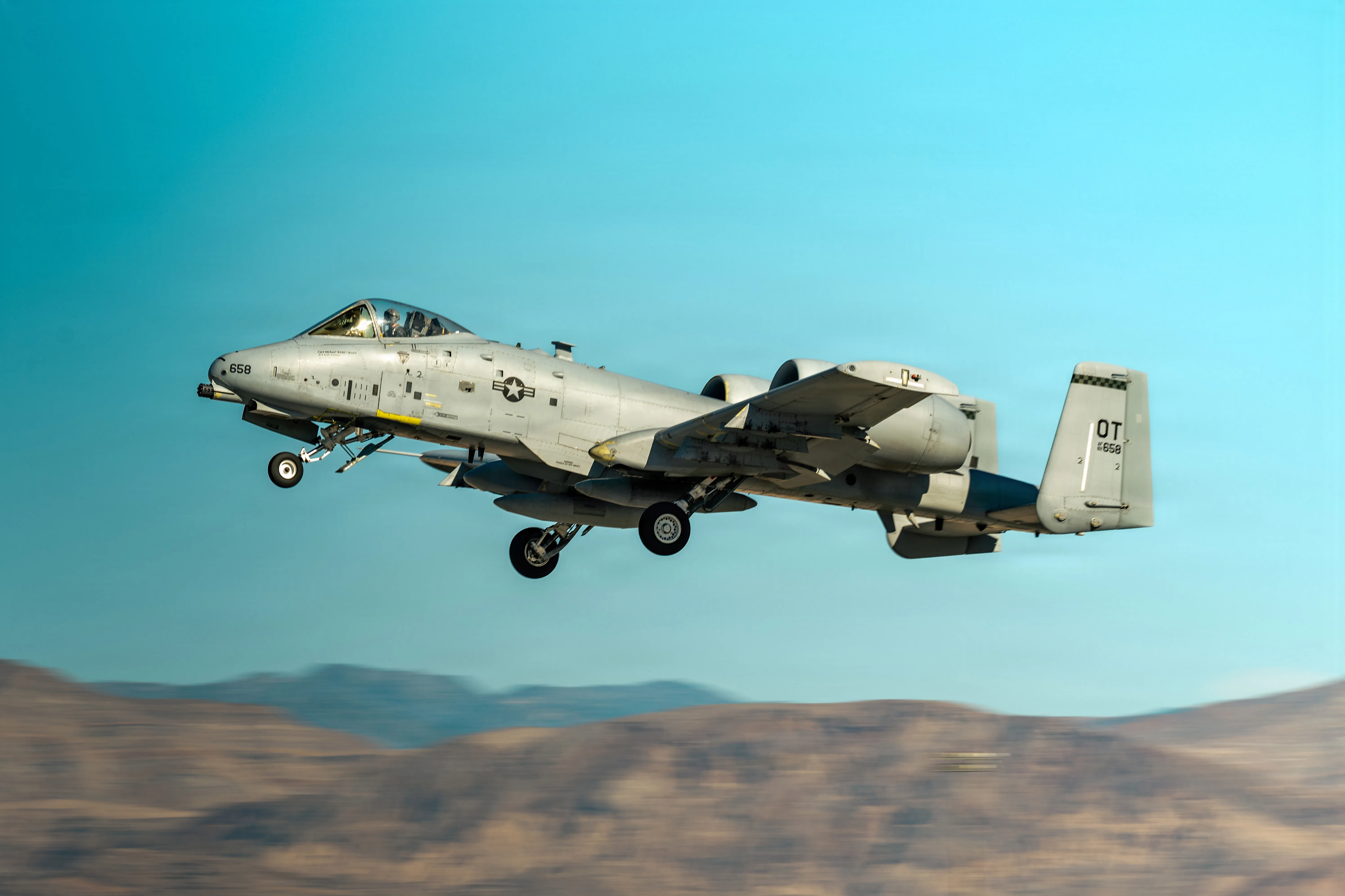 Un avion A-10 Thunderbolt II de l'US Air Force décolle de la base aérienne de Nellis, Nevada, le 22 septembre 2026. Le vol a marqué le départ final du dernier A-10 de Nellis et a honoré près d'un demi-siècle de service d'appui aérien rapproché ainsi que les responsables de la maintenance, les pilotes et le personnel de soutien qui ont maintenu la flotte prête à la mission. (Photo de l'US Air Force par l'aviatrice Annika Schermerhorn)