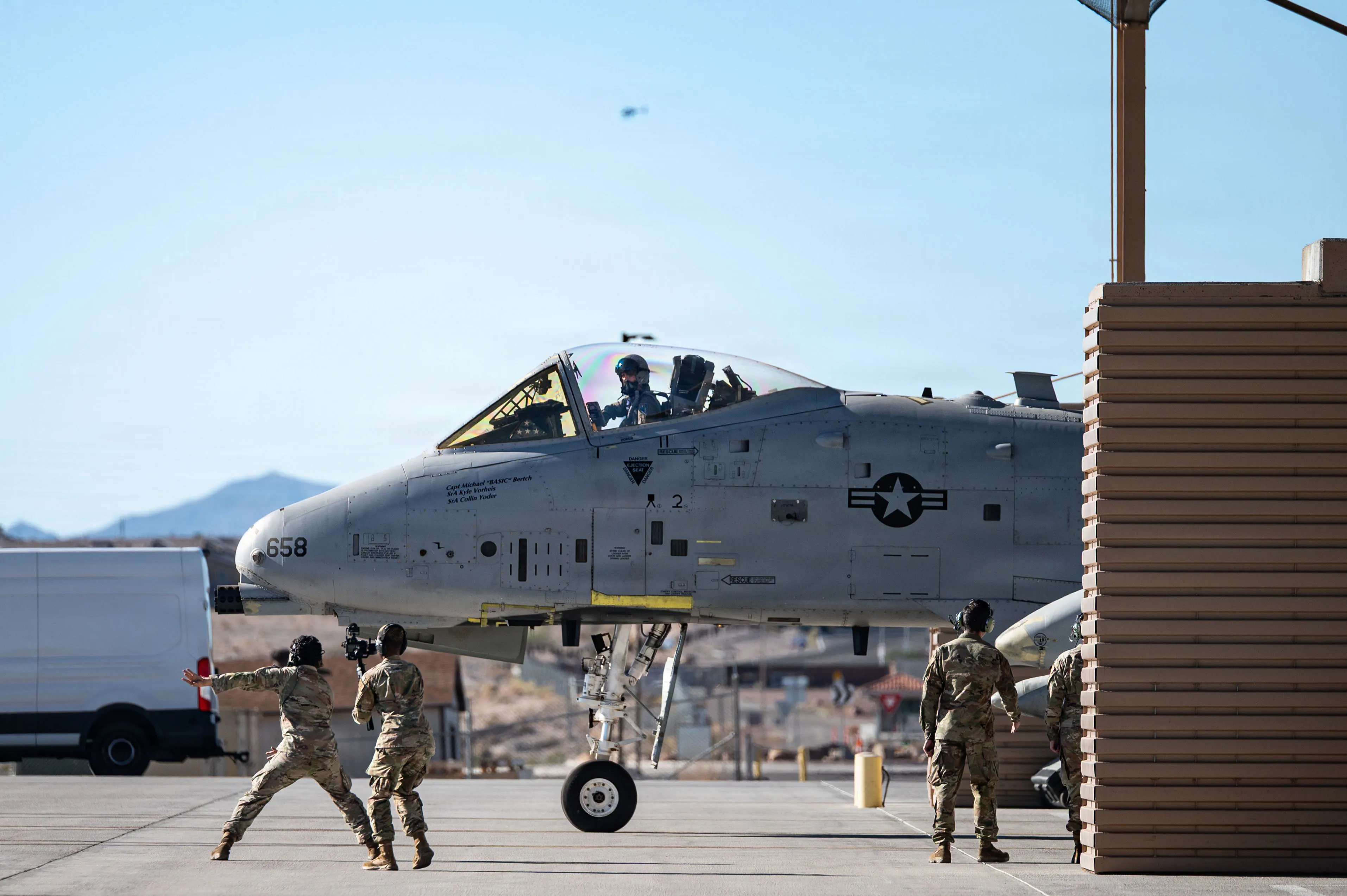 Le major Kyle S. Adkinson de l'US Air Force, officier d'armes et de tactiques affecté au 232e Escadron d'entraînement au combat de la Garde nationale aérienne du Nevada, taxi un avion A-10 Thunderbolt II à la base aérienne de Nellis, Nevada, le 22 septembre 2026. Le vol a marqué le départ final du dernier A-10 Thunderbolt II de Nellis et a honoré près d'un demi-siècle de service d'appui aérien rapproché ainsi que les mainteneurs, les pilotes et le personnel de soutien qui ont gardé la flotte. prêt pour la mission. (Photo de l'US Air Force par l'aviateur Isabella Borrillo)