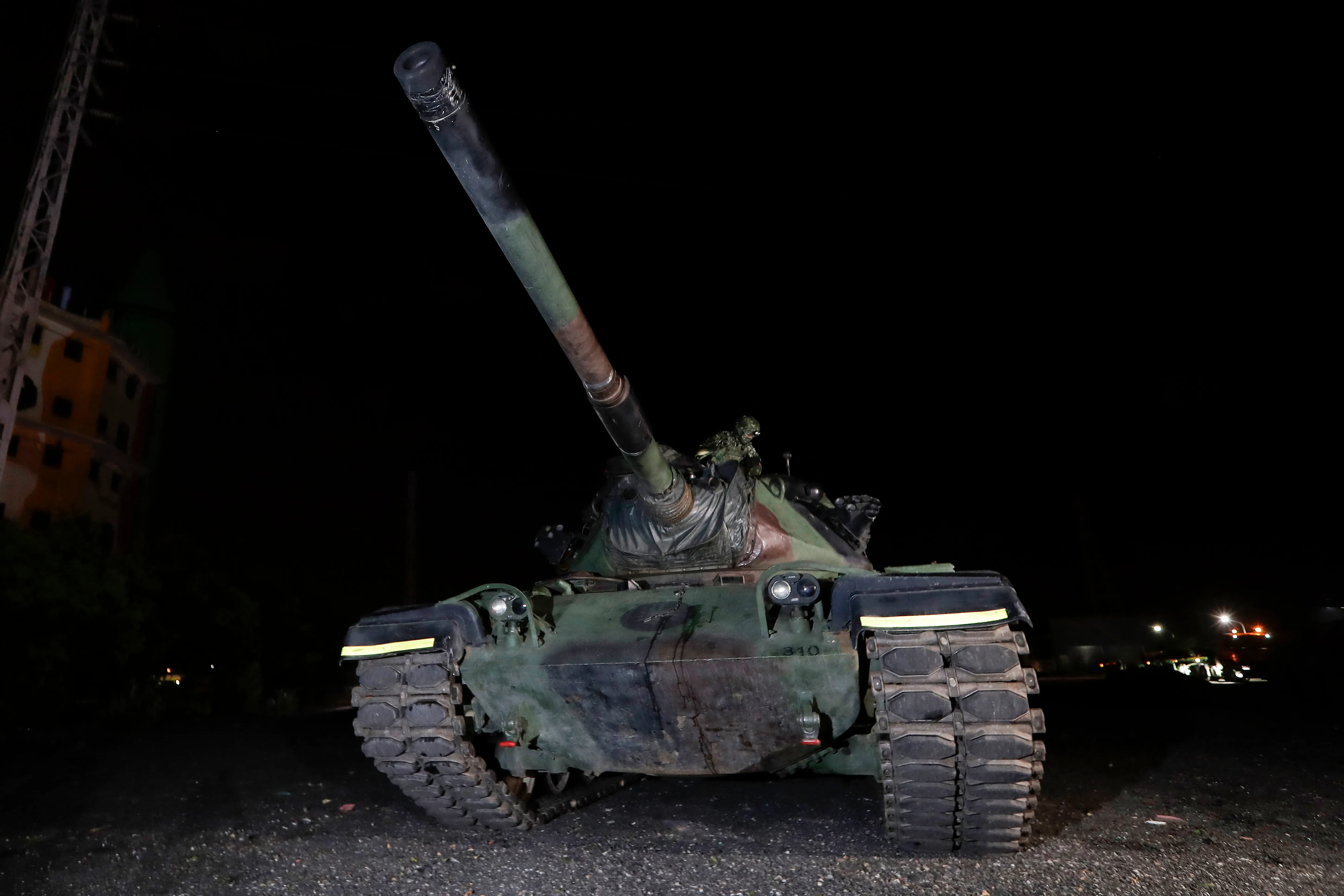 Un soldat taïwanais inspecte un char lors d'un déploiement de nuit dans toute la région depuis Hualien pour renforcer Yilan lors des exercices militaires annuels Han Kuang à Yilan le 9 août 2026. (Photo de Chiang Ying-ying / POOL / AFP via Getty Images)