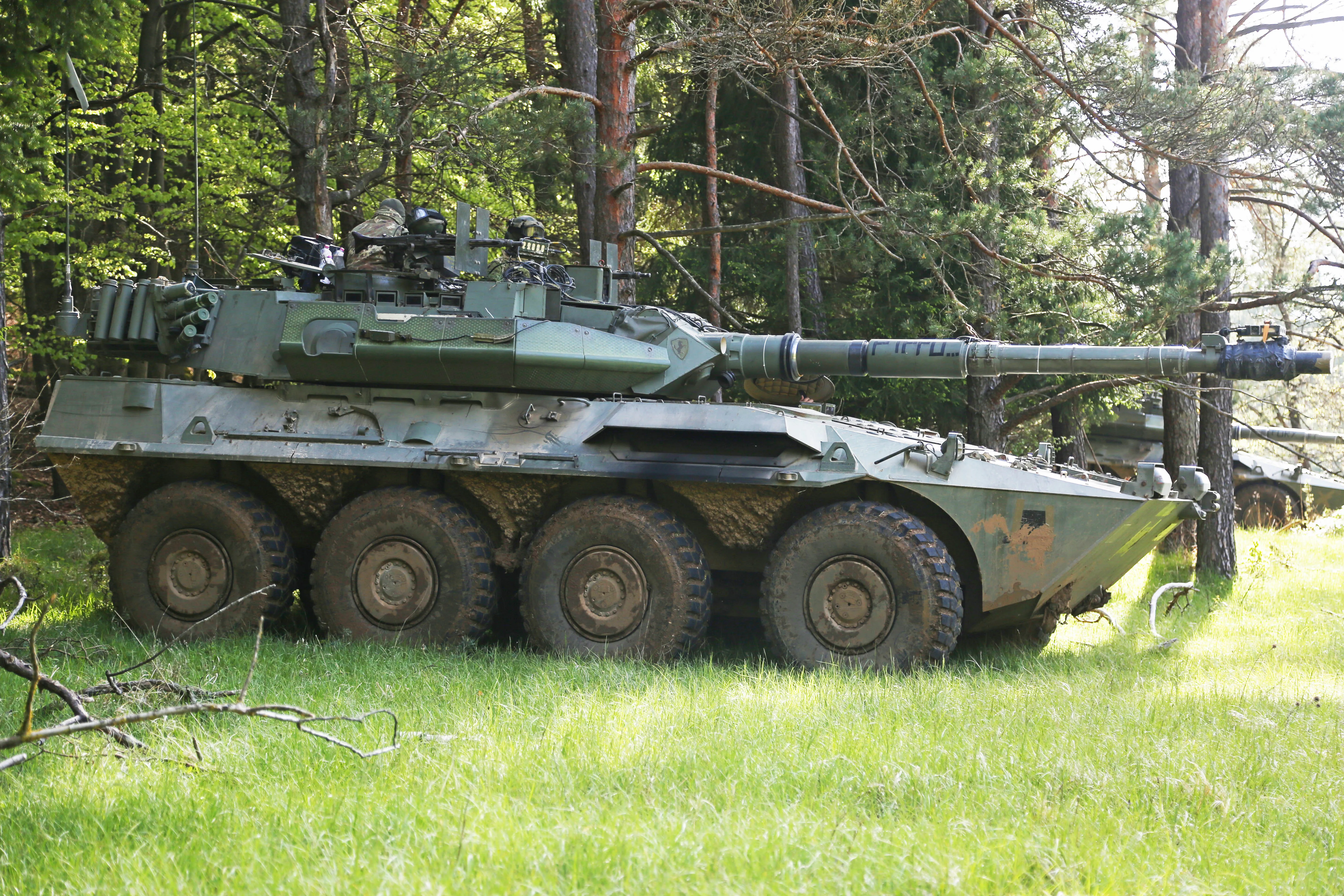 Des soldats italiens du 6e régiment de cavalerie, Brigade mécanisée d'Aoste, observent leur secteur de tir avec un chasseur de chars Centauro B1 tout en effectuant une simulation d'assaut au cours de Sabre Junction 17 dans la zone d'entraînement de Hohenfels, en Allemagne, le 11 mai 2017. Sabre Junction 17 est l'armée américaine en Europe, le 2e régiment de cavalerie du combat du centre d'entraînement de certification, qui aura lieu au Centre de préparation multinational interarmées de Hohenfels, en Allemagne, en avril 2017. 25-19 mai 2017. L'exercice vise à évaluer l'état de préparation du régiment à mener des opérations terrestres unifiées, avec un accent particulier sur la répétition de la transition de la garnison aux opérations de combat et sur l'exercice de compétences de prise de décision opérationnelle et tactique. Sabre Junction 17 rassemble près de 4 500 participants venus de 13 pays partenaires de l'OTAN et européens. (Photo de l'armée américaine par la FPC. Zachery Perkins)