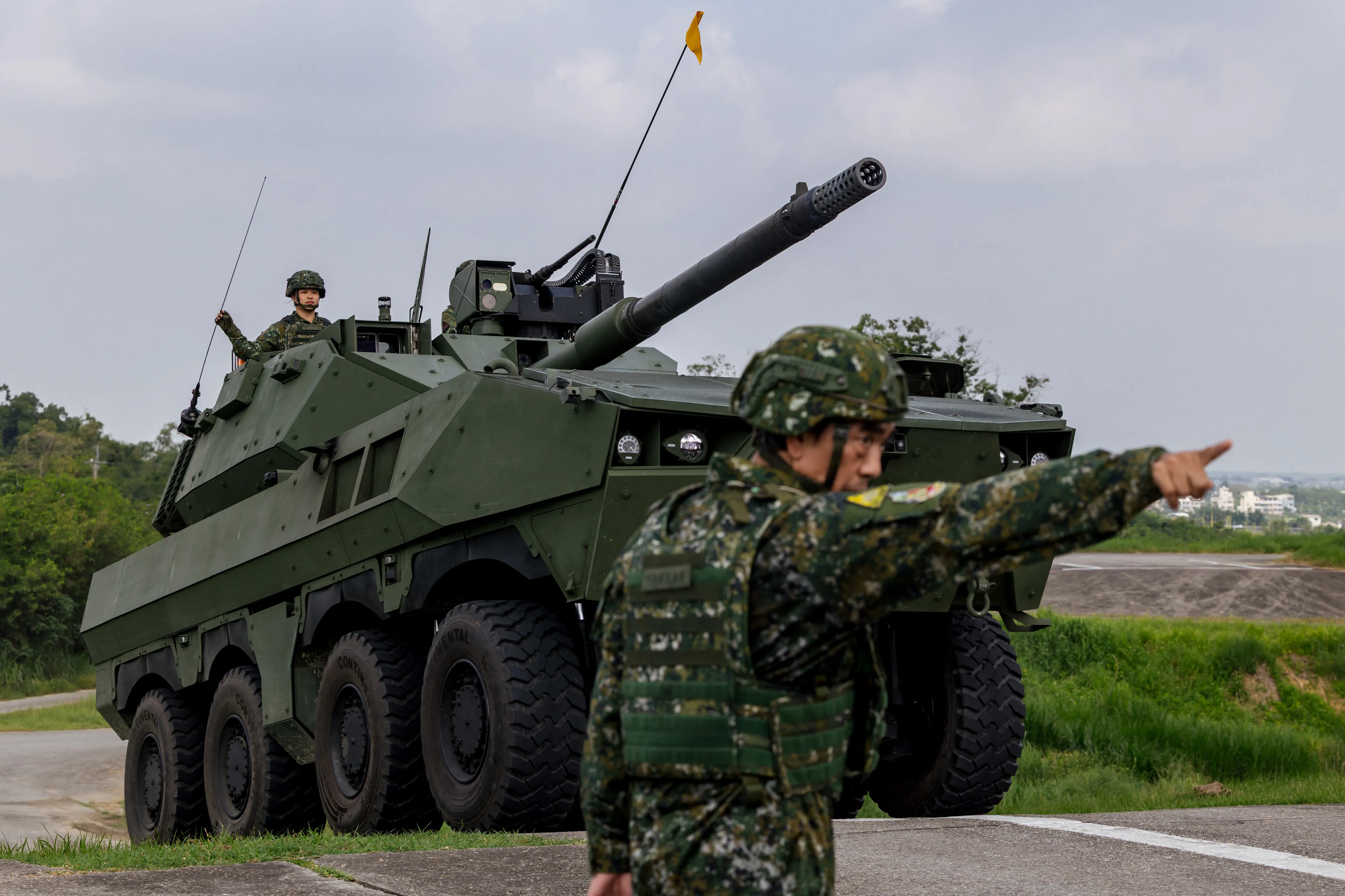 Un véhicule blindé à roues de 105 mm de l'armée taïwanaise roule lors d'une manifestation à Tainan le 23 septembre 2026. Le véhicule développé dans le pays, équipé d'un canon principal de 105 mm, est actuellement en cours de tests opérationnels et d'évaluation. (Photo de CHENG Yu-chen / AFP via Getty Images)