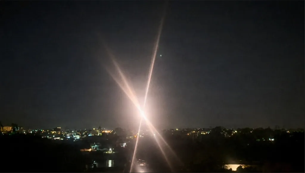 Le personnel de la Force opérationnelle interarmées – Frontière sud utilise le système laser polyvalent à haute énergie de l'armée pour engager et vaincre un UAS hostile, déterminé comme étant tel sur la base de son utilisation pour soutenir directement des activités posant une menace physique au personnel militaire américain et aux partenaires du CBP, le 25 août 2026. Environ 8,000 militaires sont actuellement déployés sous la FOI-SB pour protéger l'intégrité territoriale des États-Unis en renforçant la sensibilisation, en accélérant la réponse et en soutenant les partenaires fédéraux chargés de l'application de la loi. (Photo de l'armée américaine par le Sgt. Daniel Huerta)